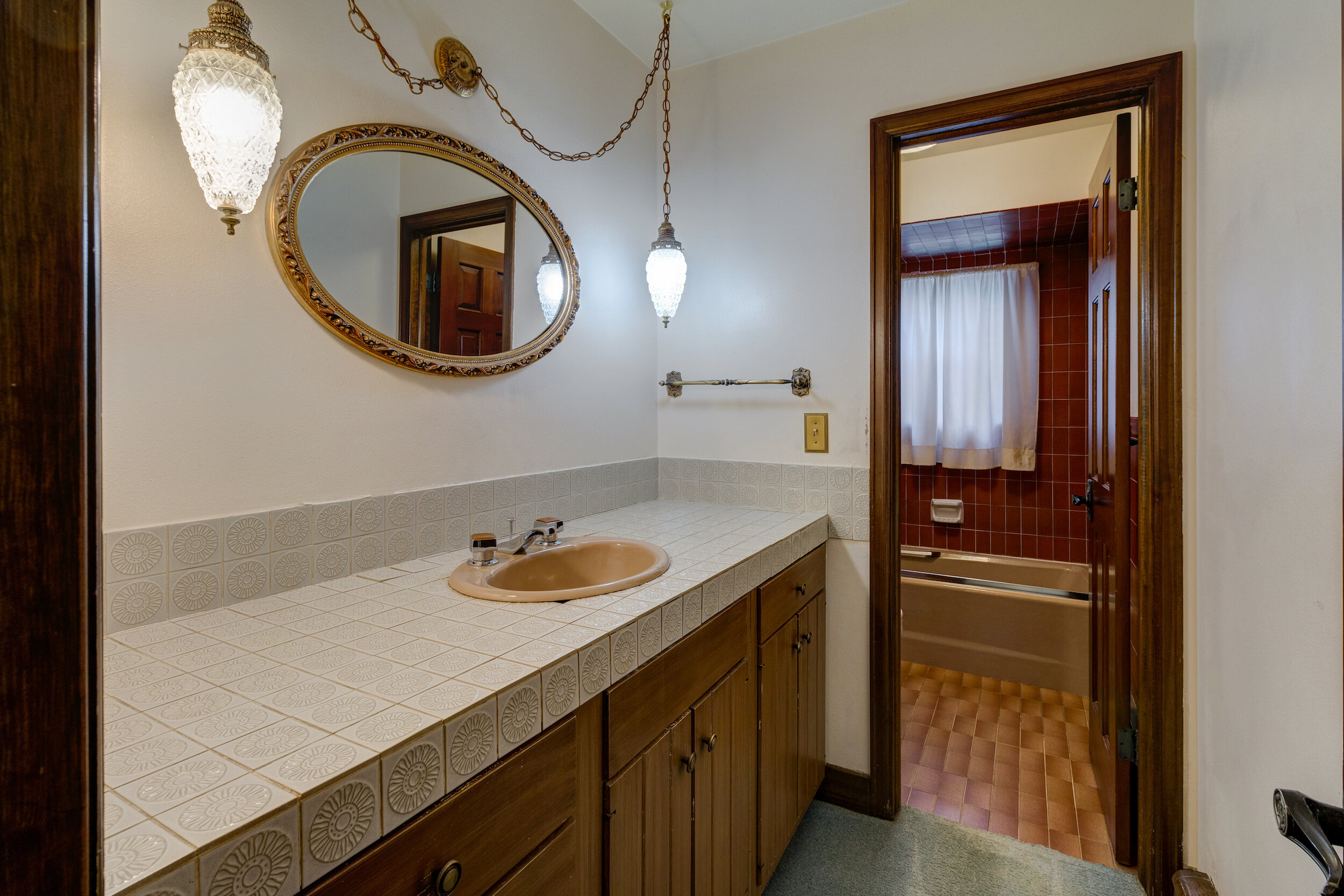 25-Guest bath between the two guest rooms.jpg