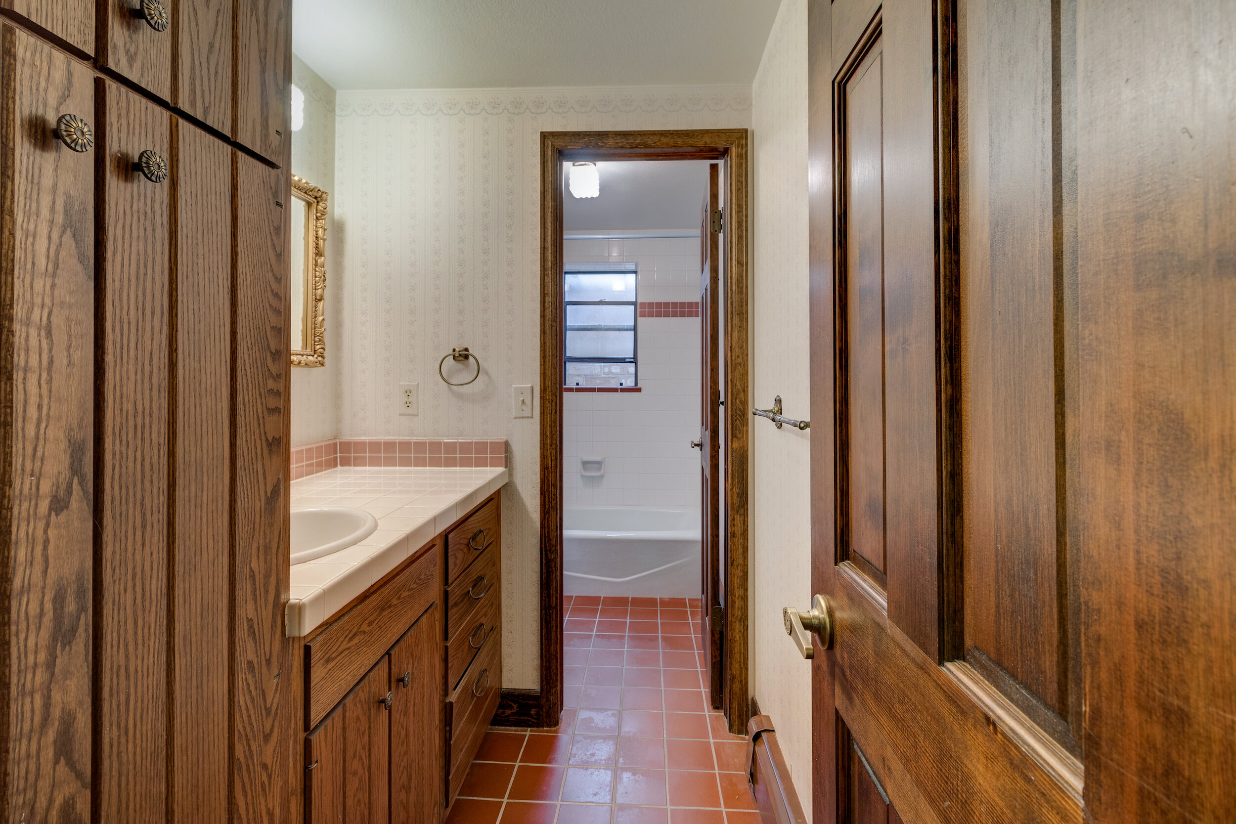 27-Guest bathroom in basement.jpg