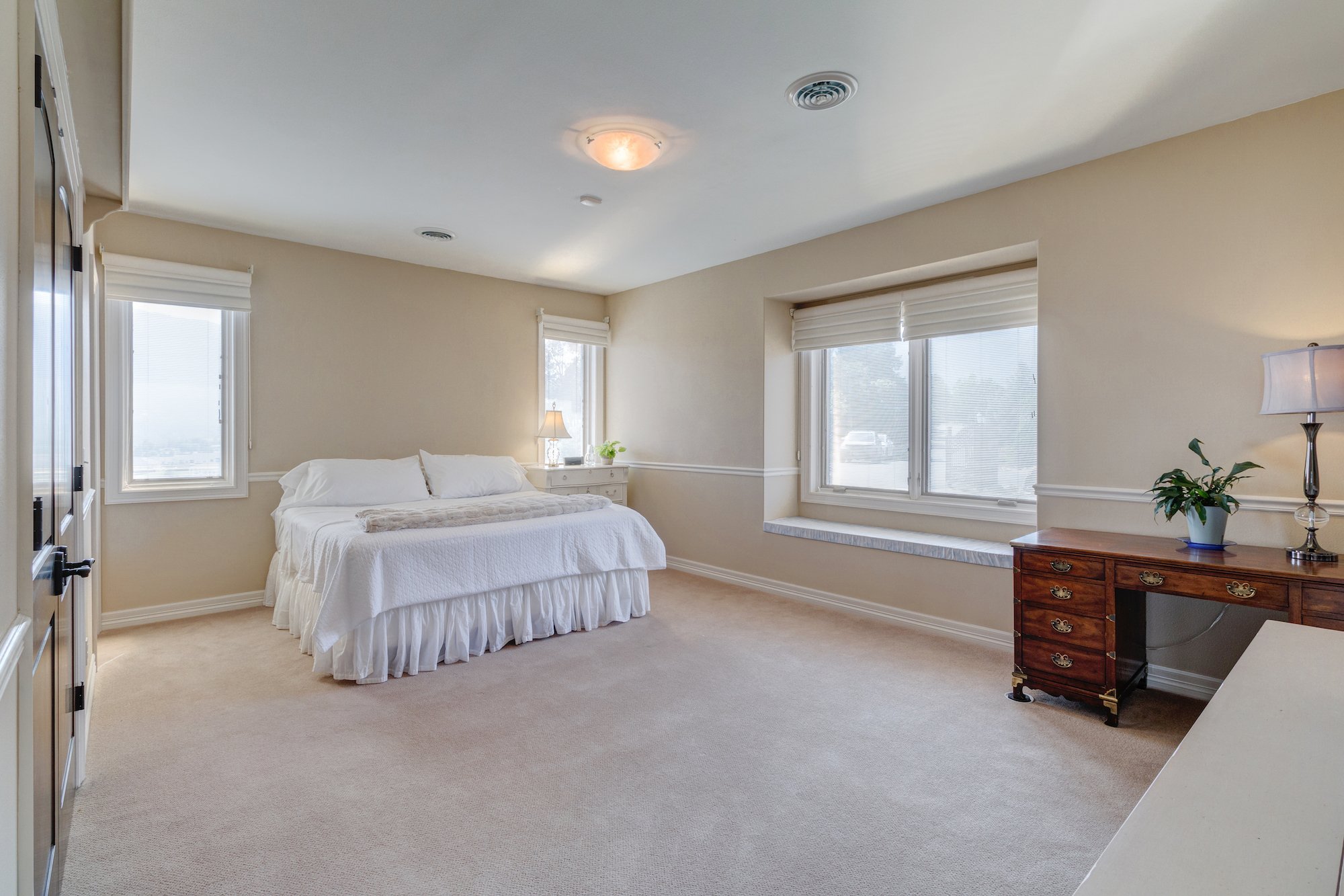 28-Main level guest bedroom w private bath.jpg