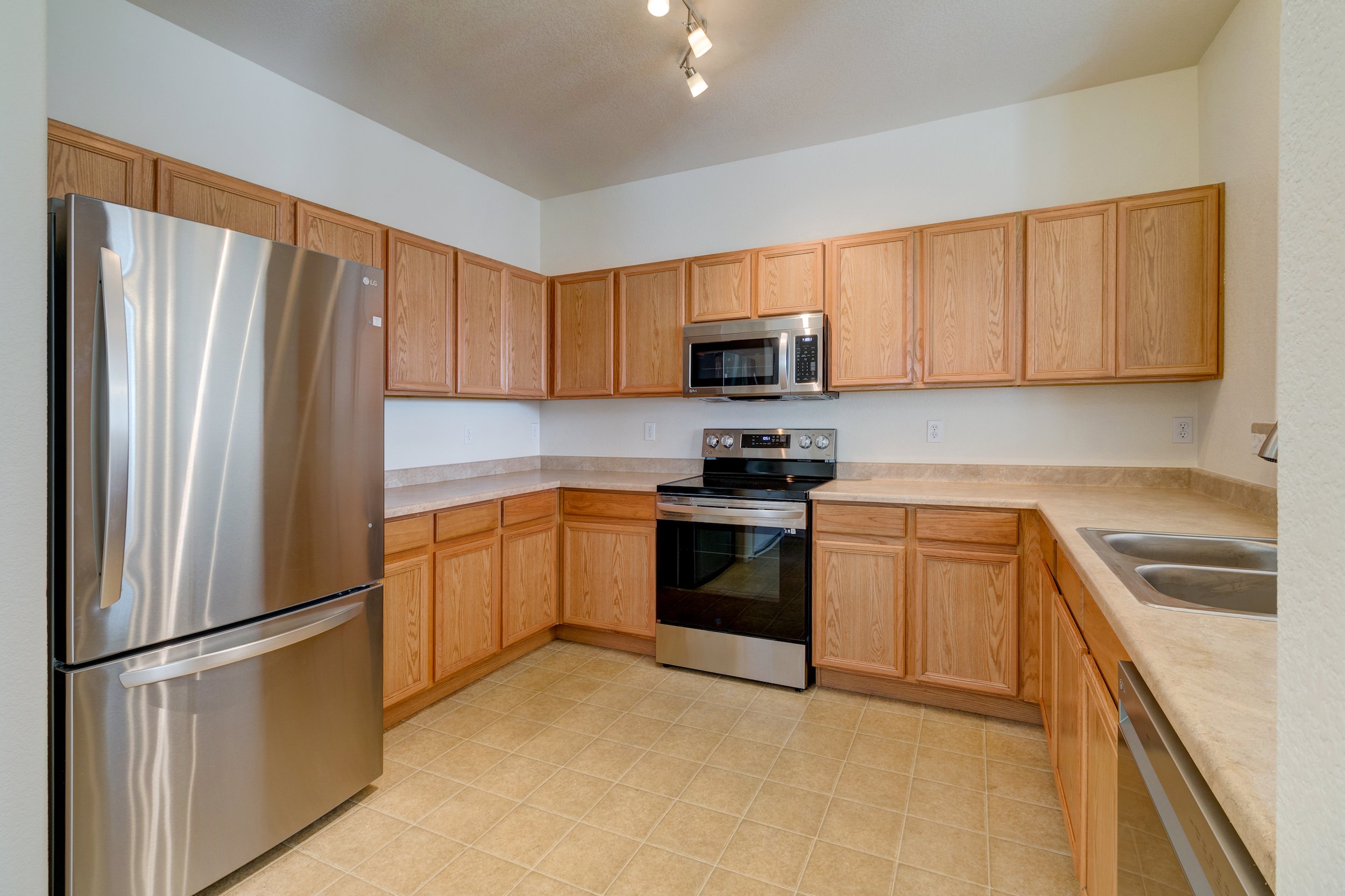 009-Kitchen w new appliances.jpg