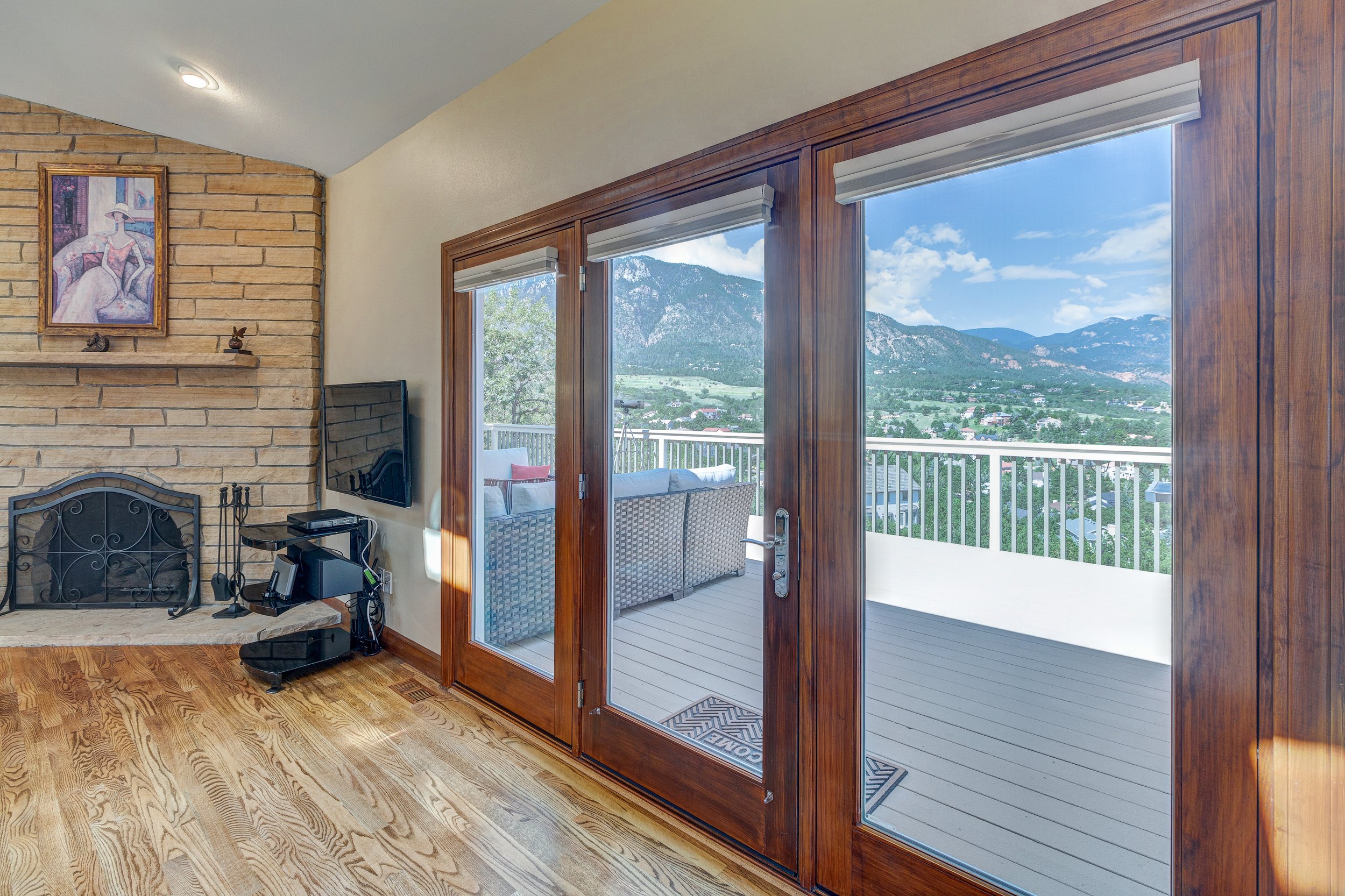 21-Family room access back view deck.jpg