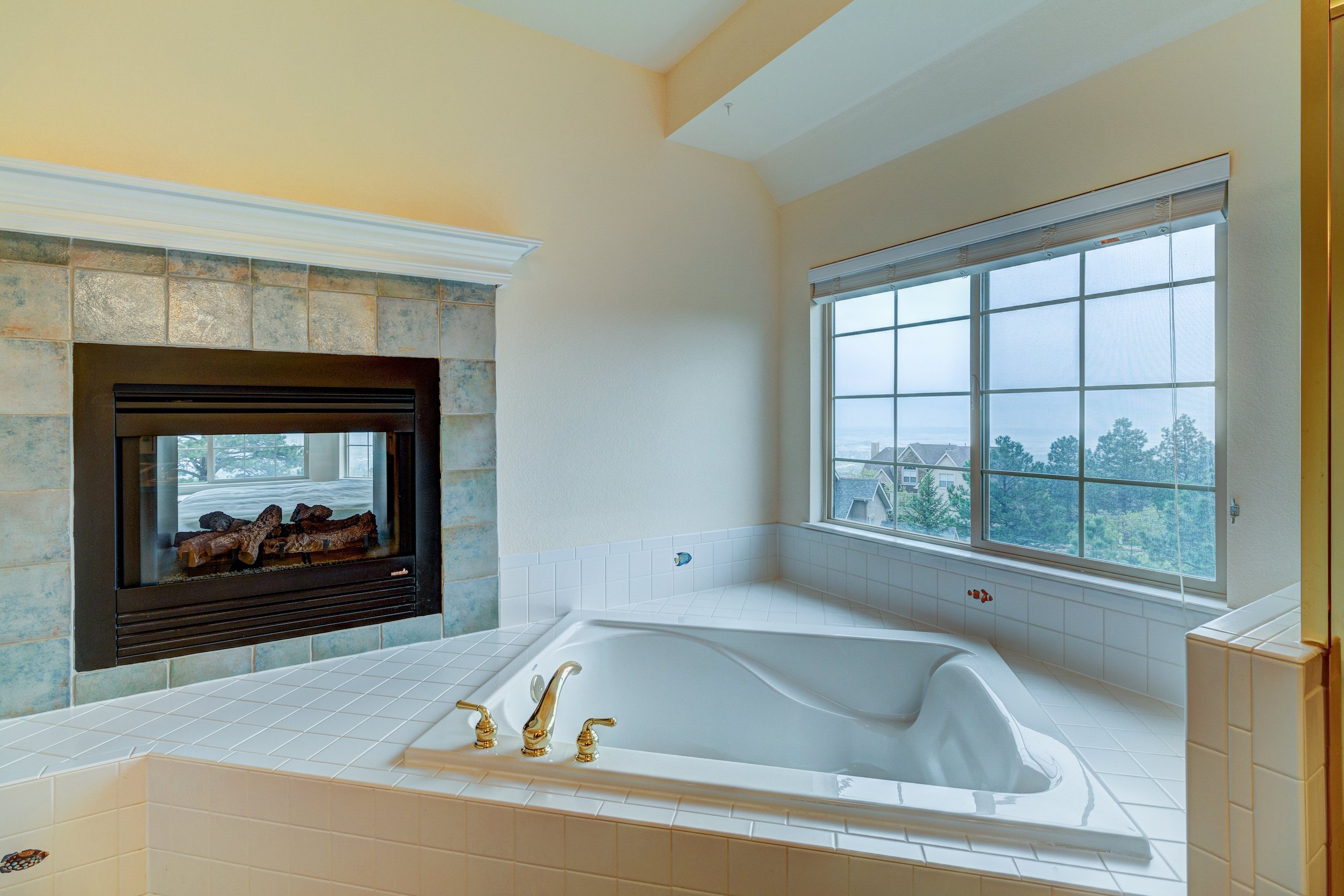 031.5-Tub in Master bath.jpg