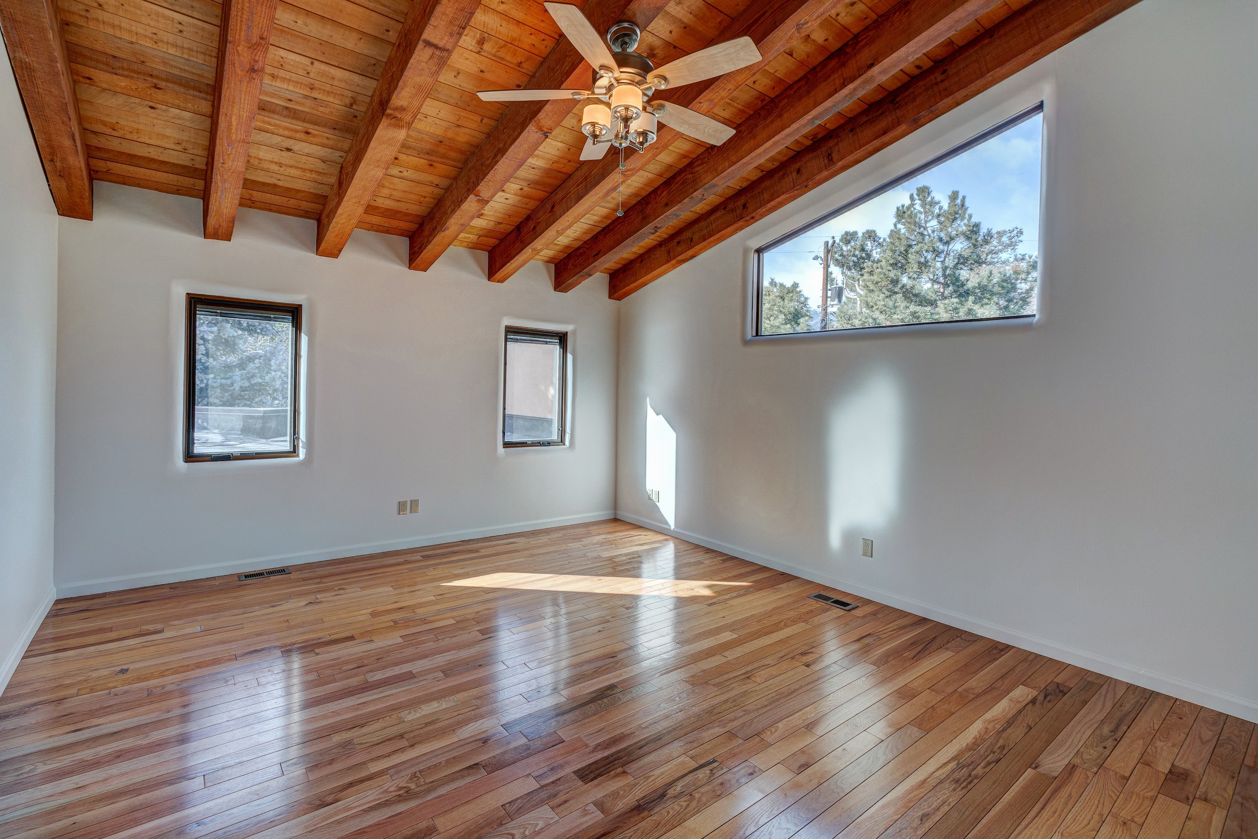 042-Upstairs guest bedroom 2.jpg