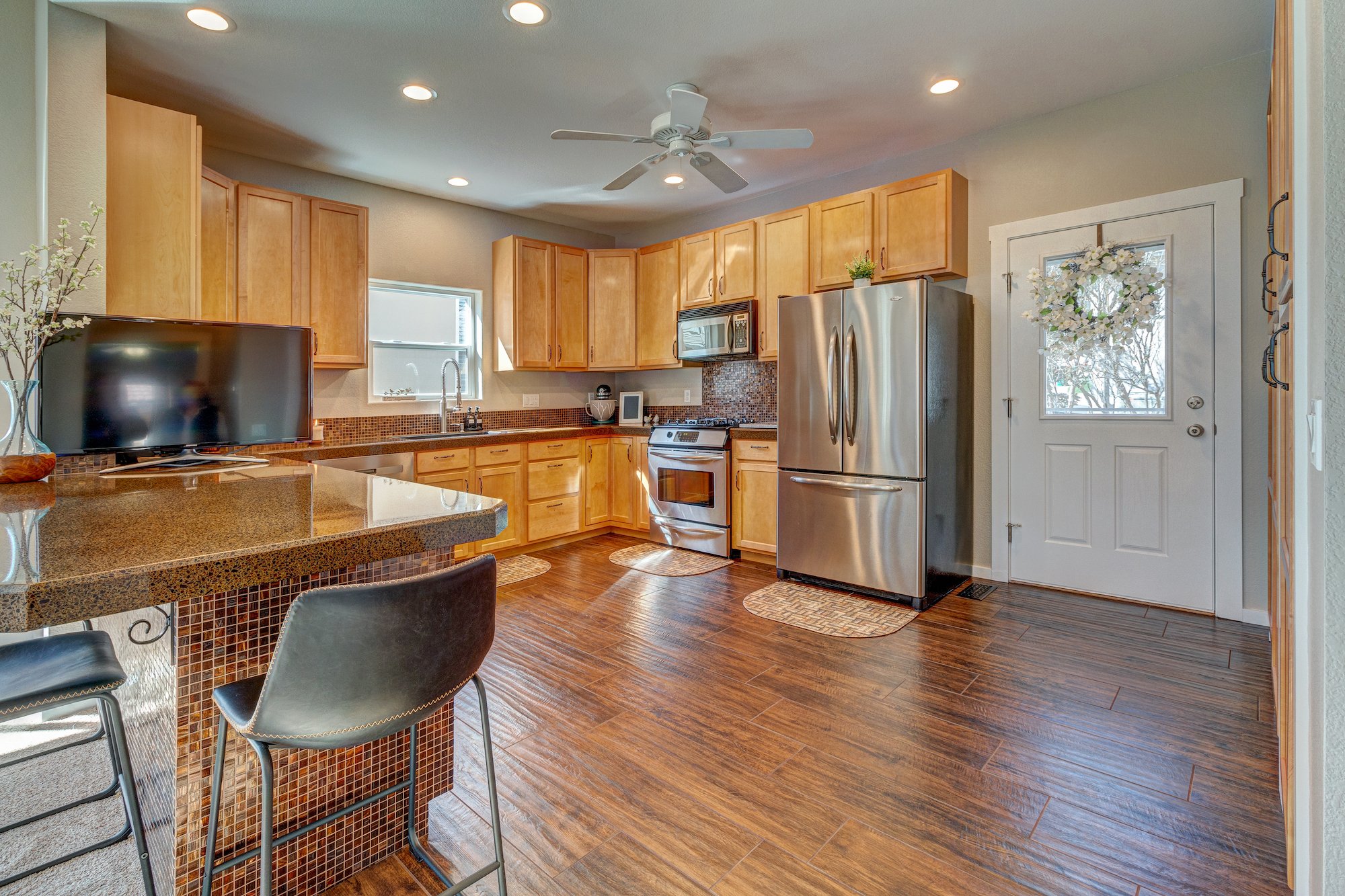 6-Kitchen has door that opens to back deck.jpg