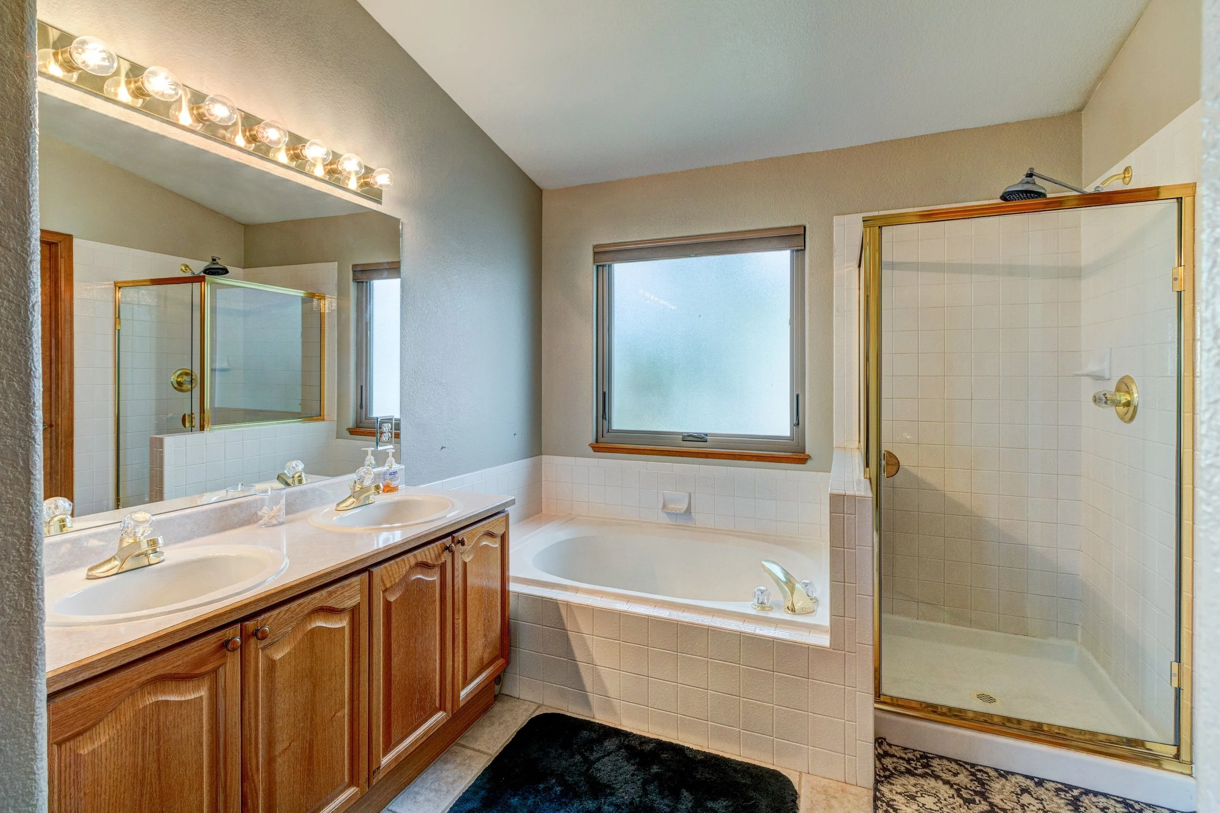 21c-5pc Master Bath.jpg