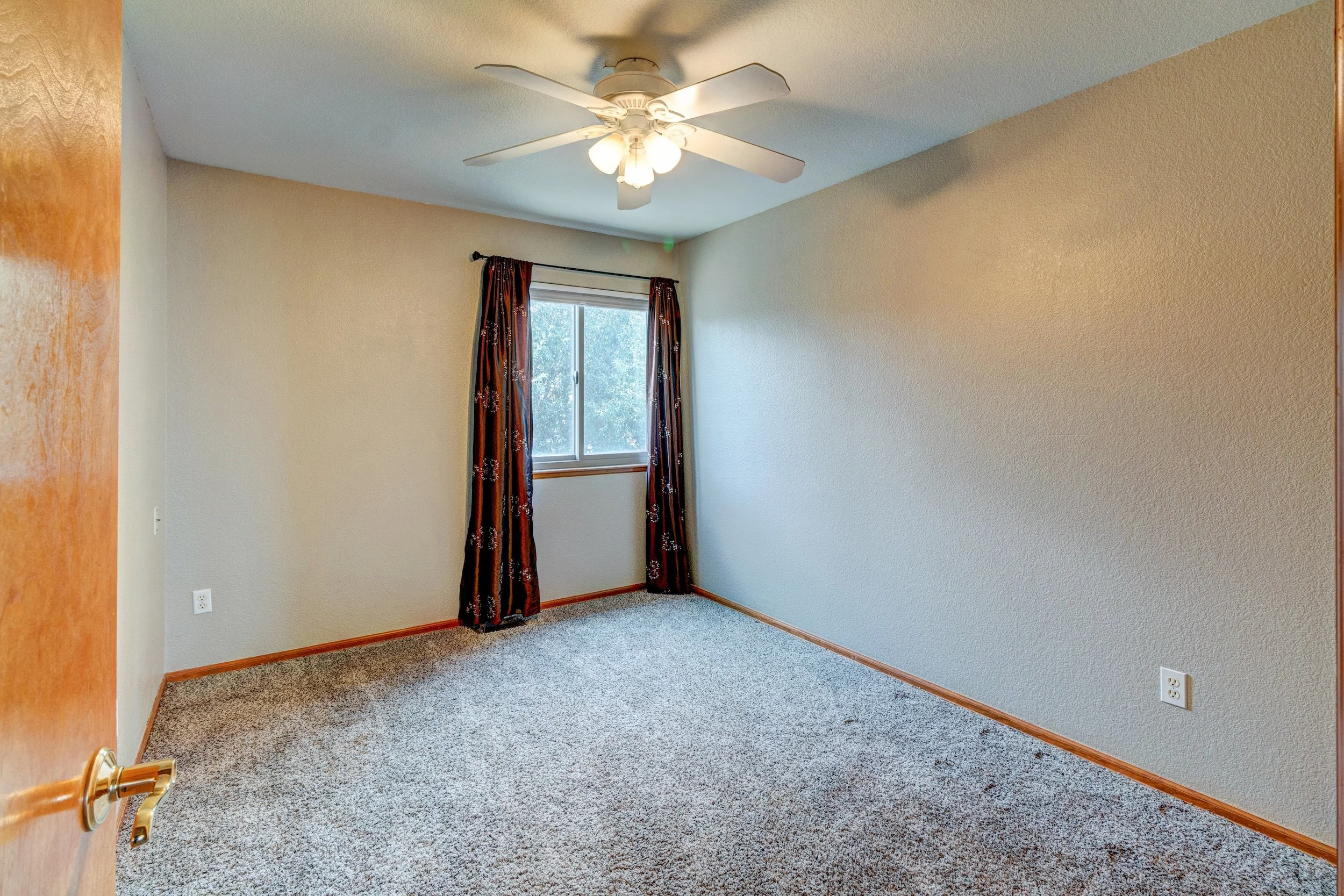 21d-Upper level guest bedroom.jpg