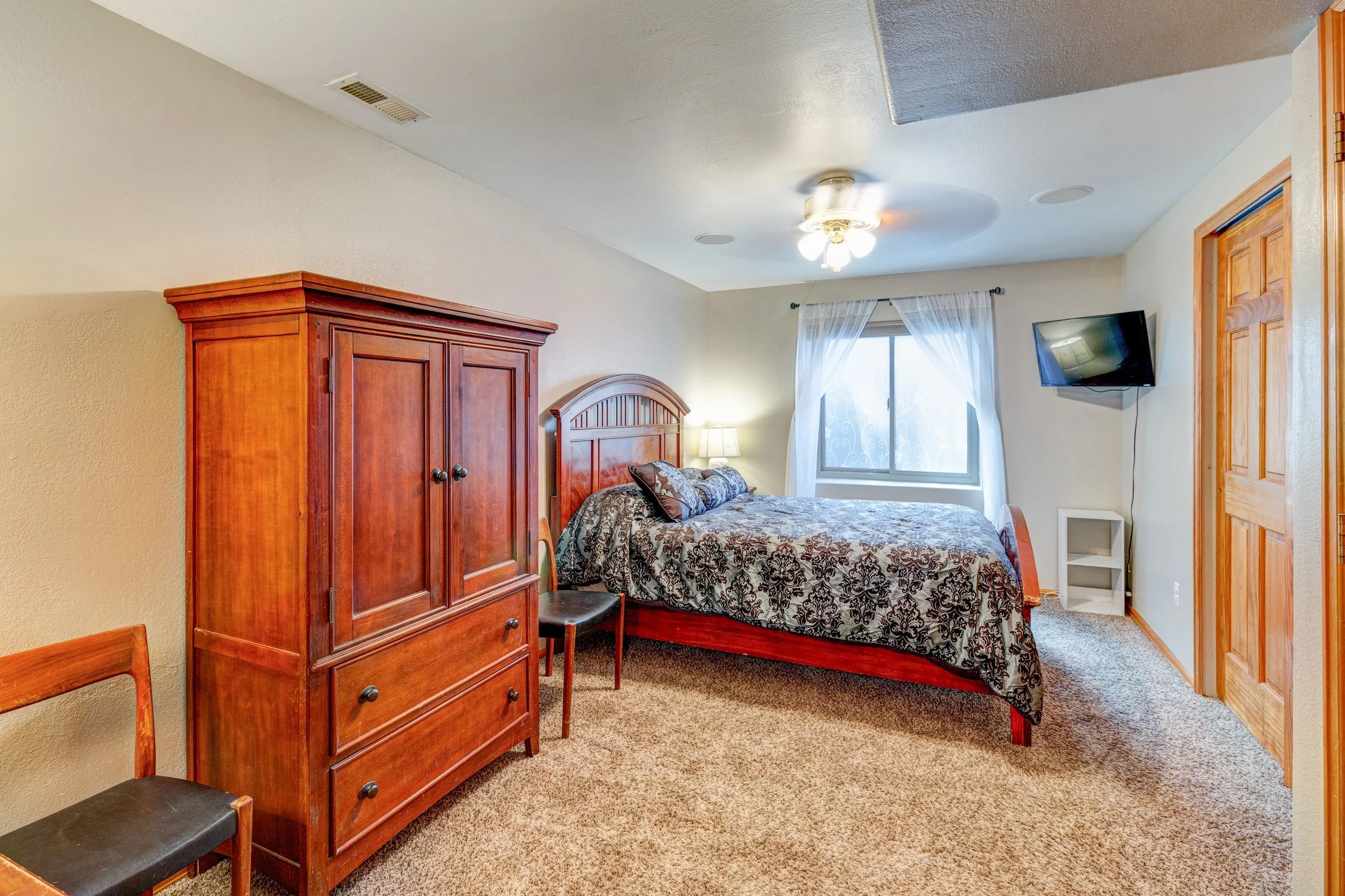24-Guest BD in Basement w private bath.jpg