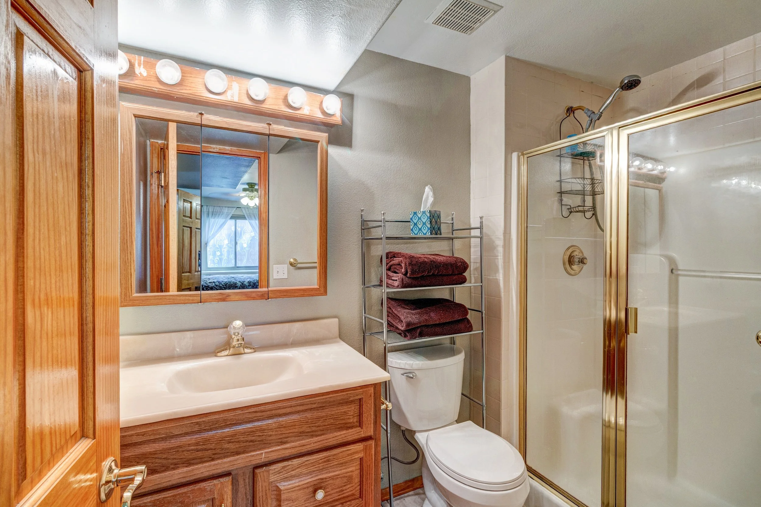 25-Private bath that adjoins guest bedroom in basement.jpg