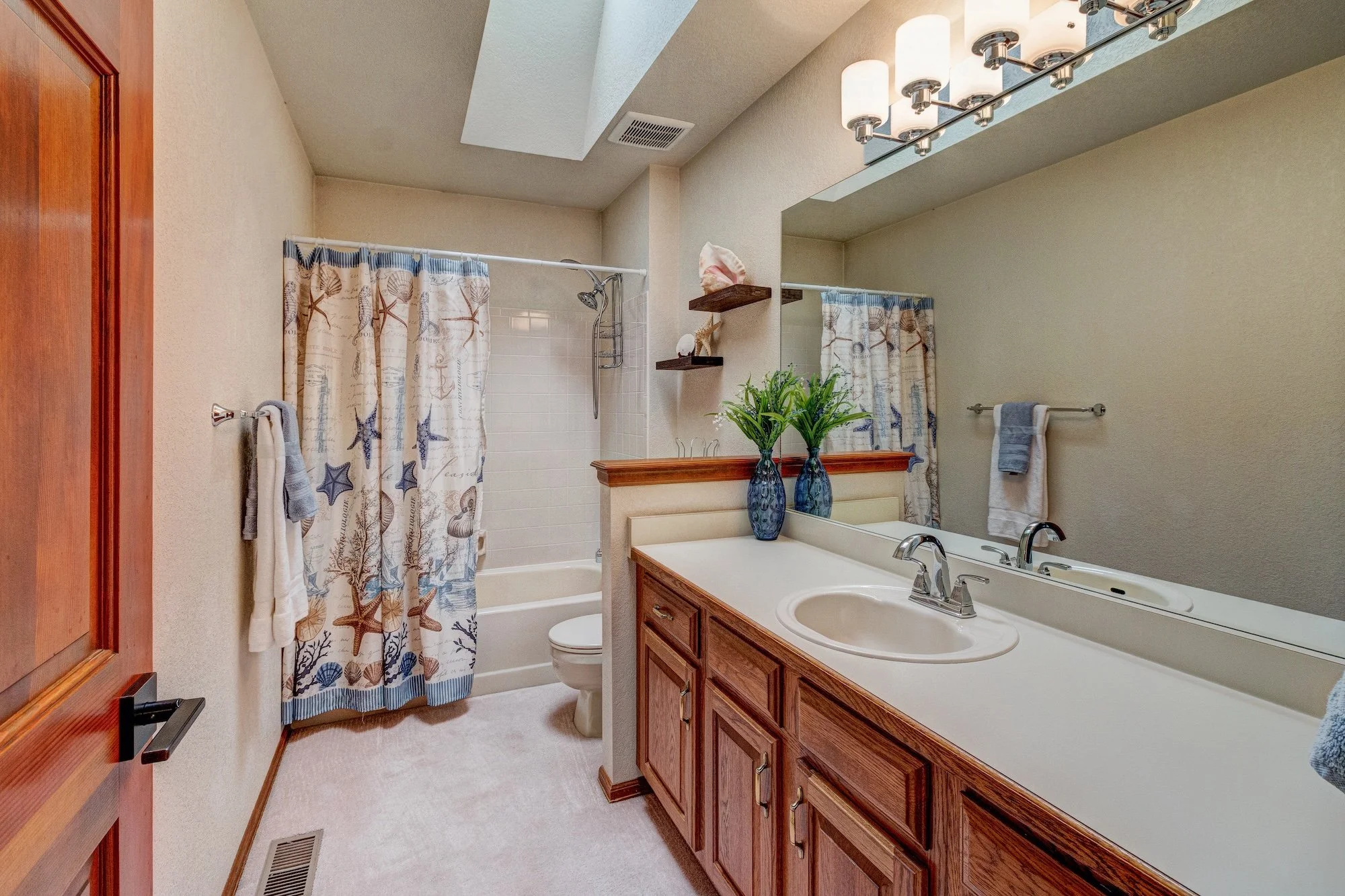 29-Upper level guest bath.jpg