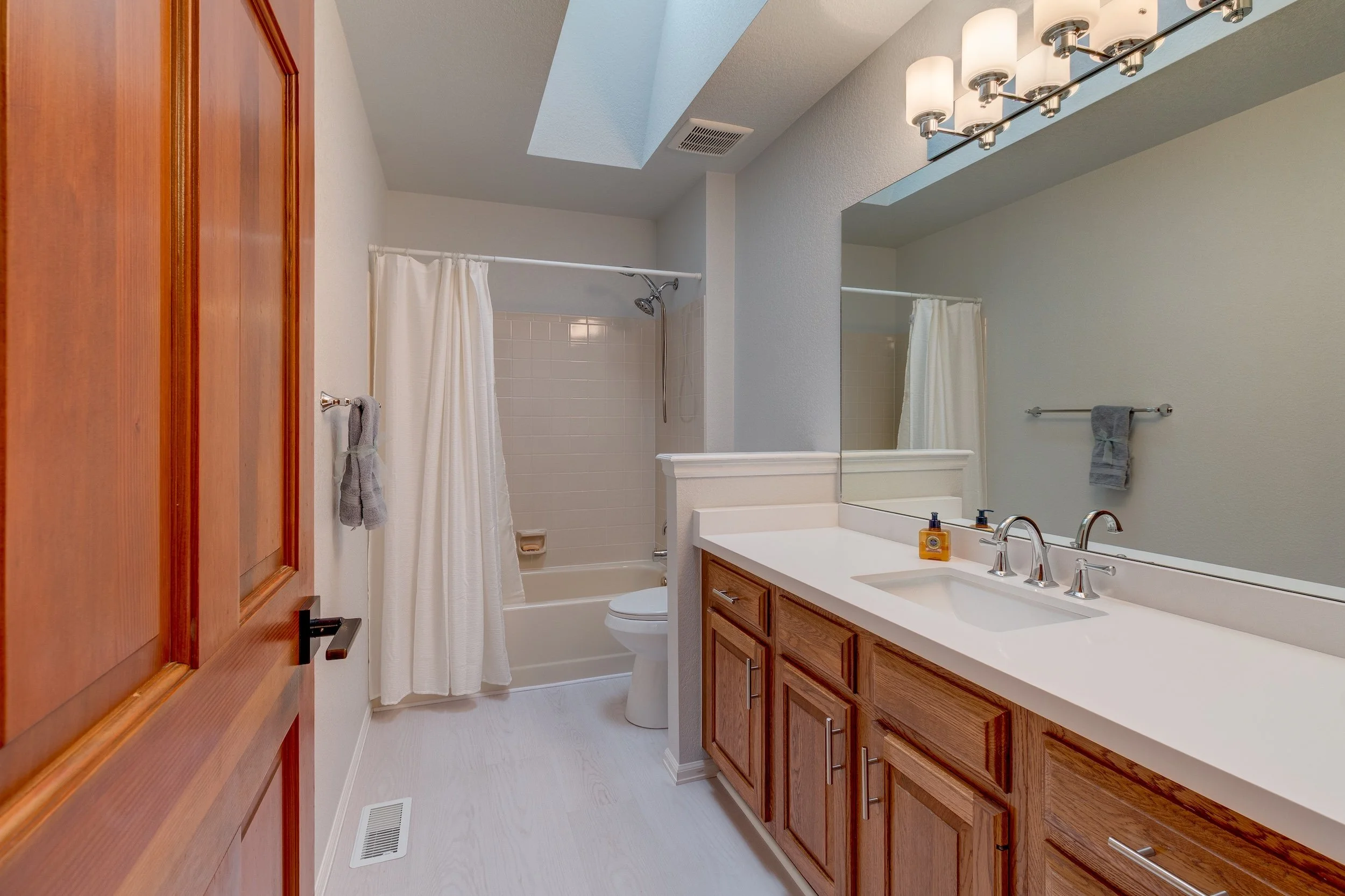 29-Upper level guest bath.jpg
