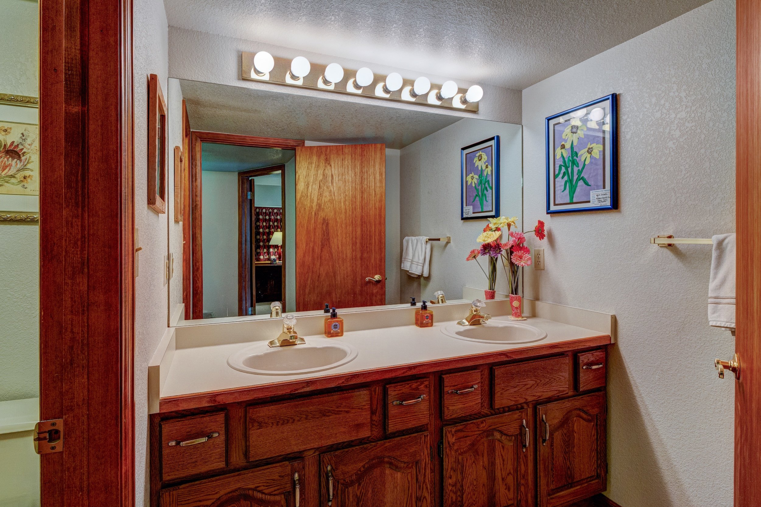34-LL Full Bath.jpg