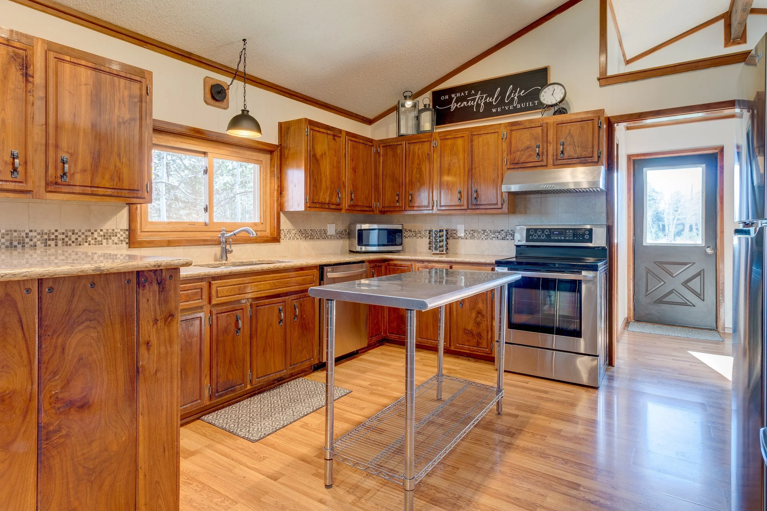 14-Kitchen - stainless work station included.jpg