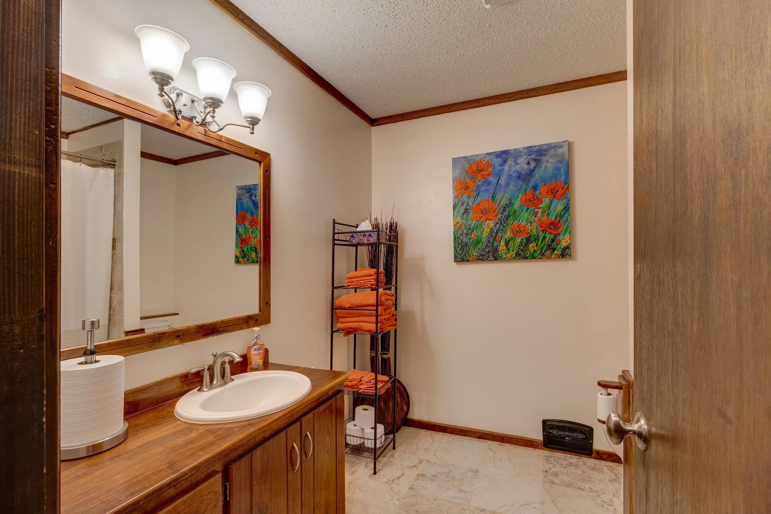 19-Guest bath on upper level.jpg