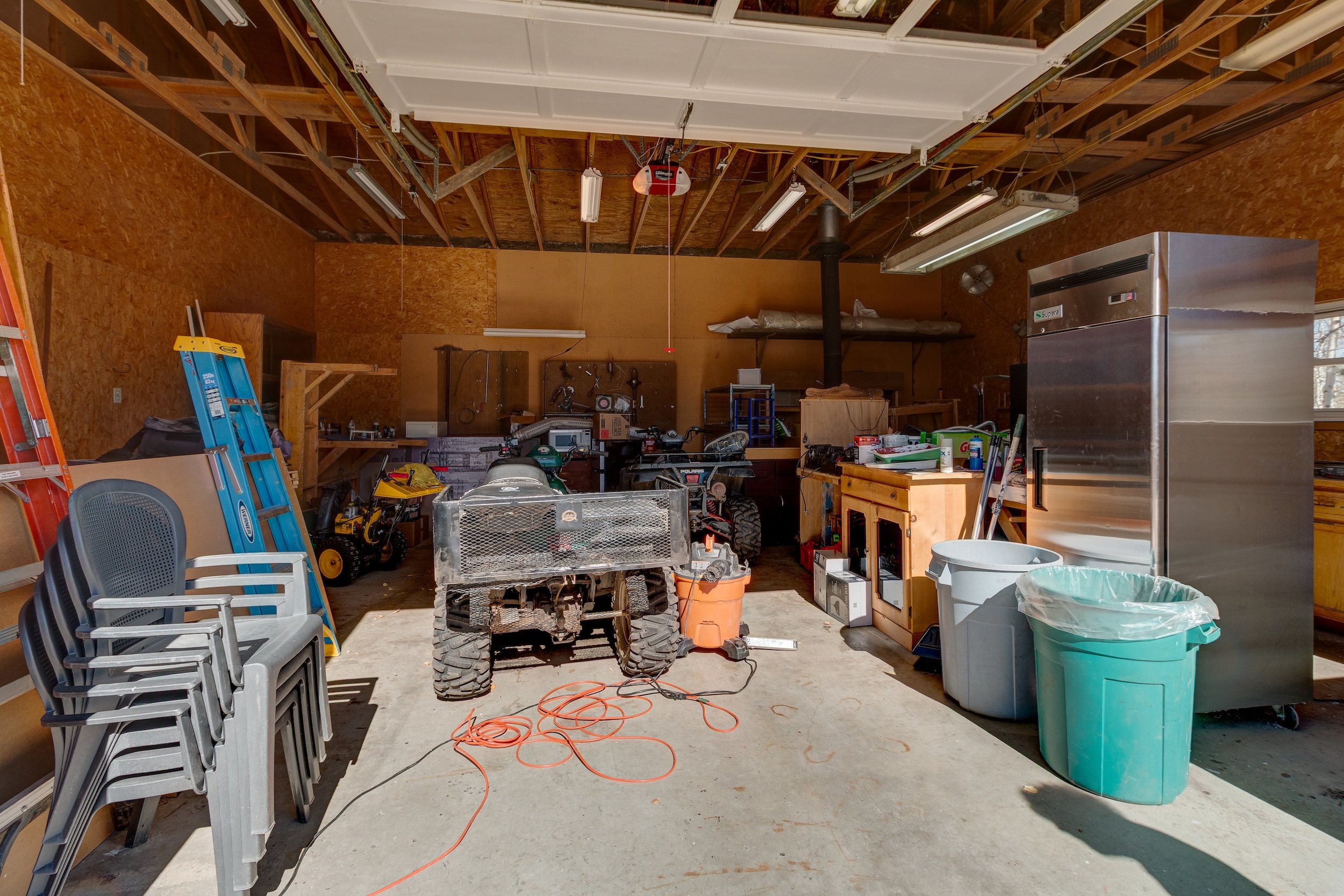34-Big storage area for cars etc.jpg