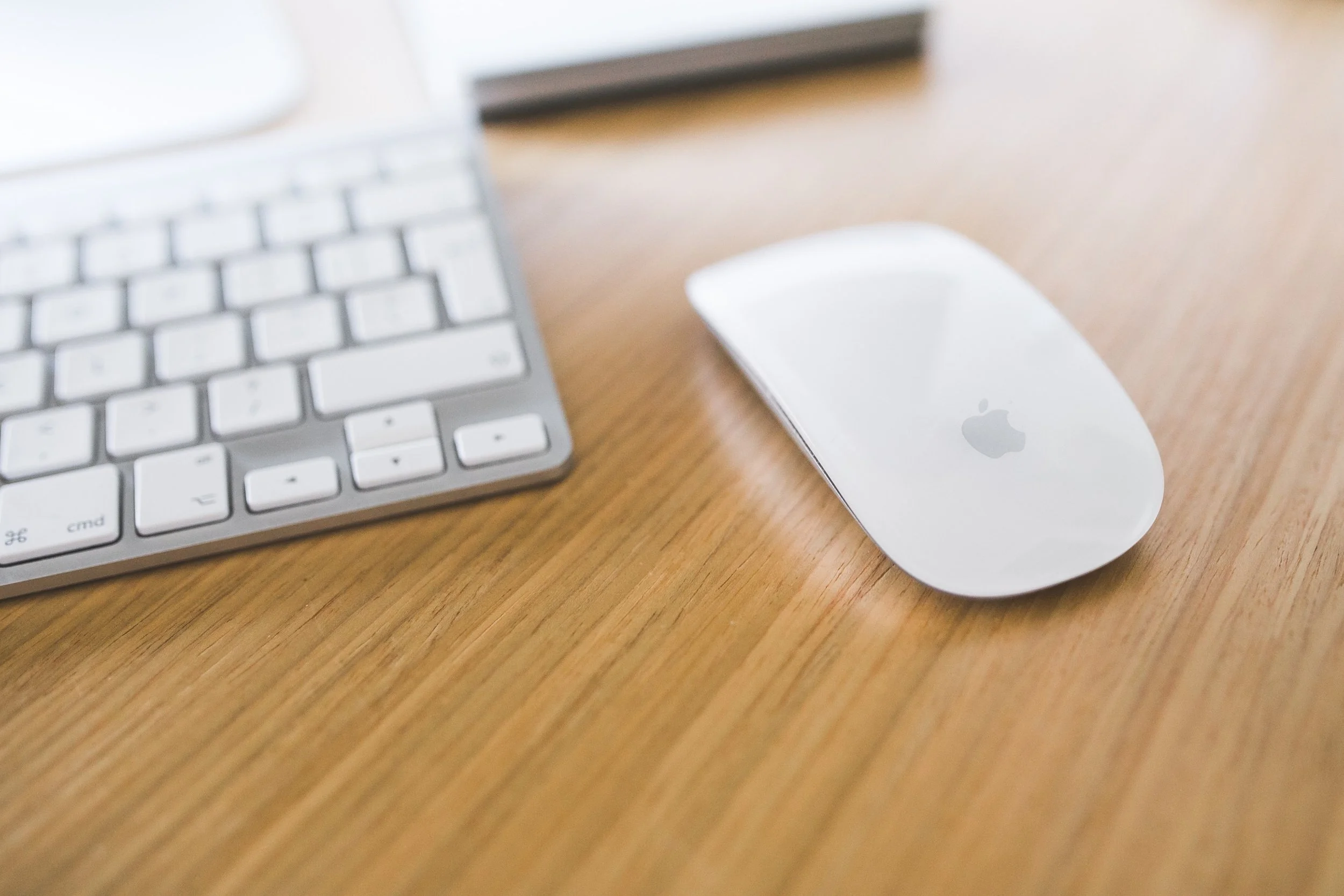 apple-desk-keyboard-6416.jpg