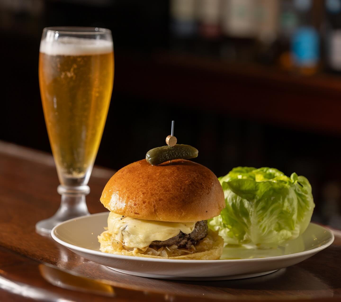 Sometimes you just want a BURGER and a BEER&hellip; and when you do, our bar has you covered! 

📷 @conor_harrigan 

#stonecreekinn #scimenu #barburger #eastquogue #hamptons #hamptonsdining #hamptonslife #hamptonsliving #longislandrestaurants #hampto