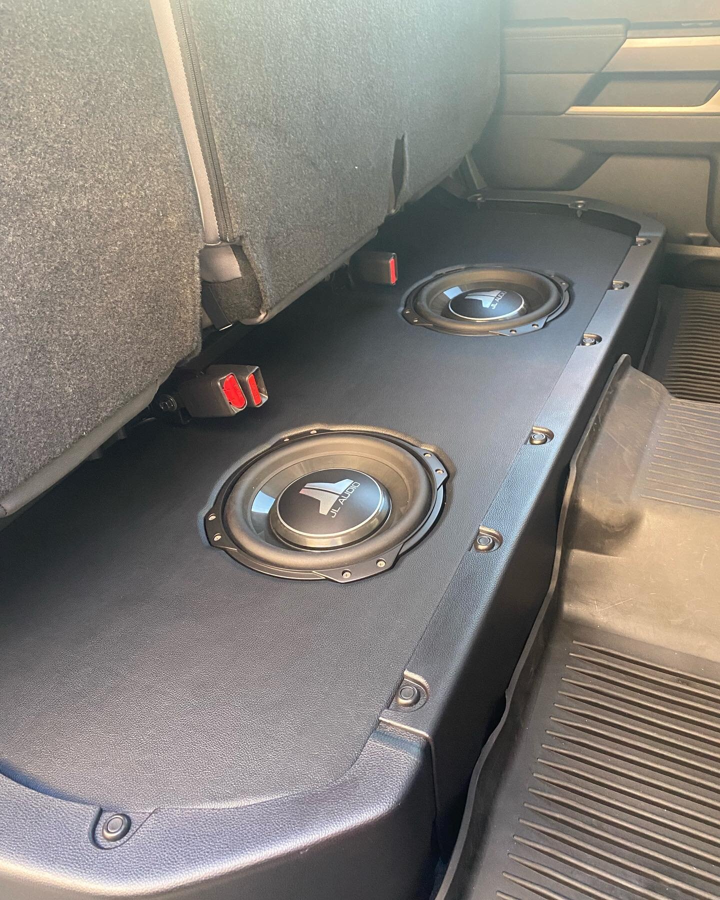 This 2022 Toyota Tundra turned out great. We removed the factory tray and replaced it with Stage 2 Enclosure for a pair of @jlaudioinc TW310&rsquo;s ported, no seat modifications needed. Power and DSP curtesy of our friends @braxhelix VEightDSP power