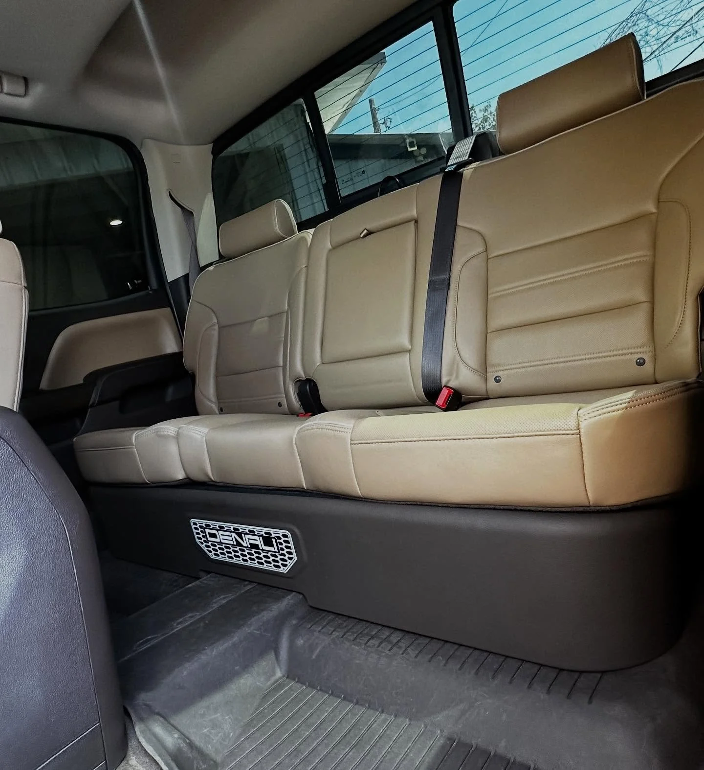 2016 Silverado Stage 2 Enclosure Ported dual 10&rdquo; Subwoofers. No seat modifications required. Subwoofers are @ad_designs 2510&rsquo;s on 1200watts.  Plays nice and low with authority and has a great amount of output. 

#audiomasteratx #keepausti