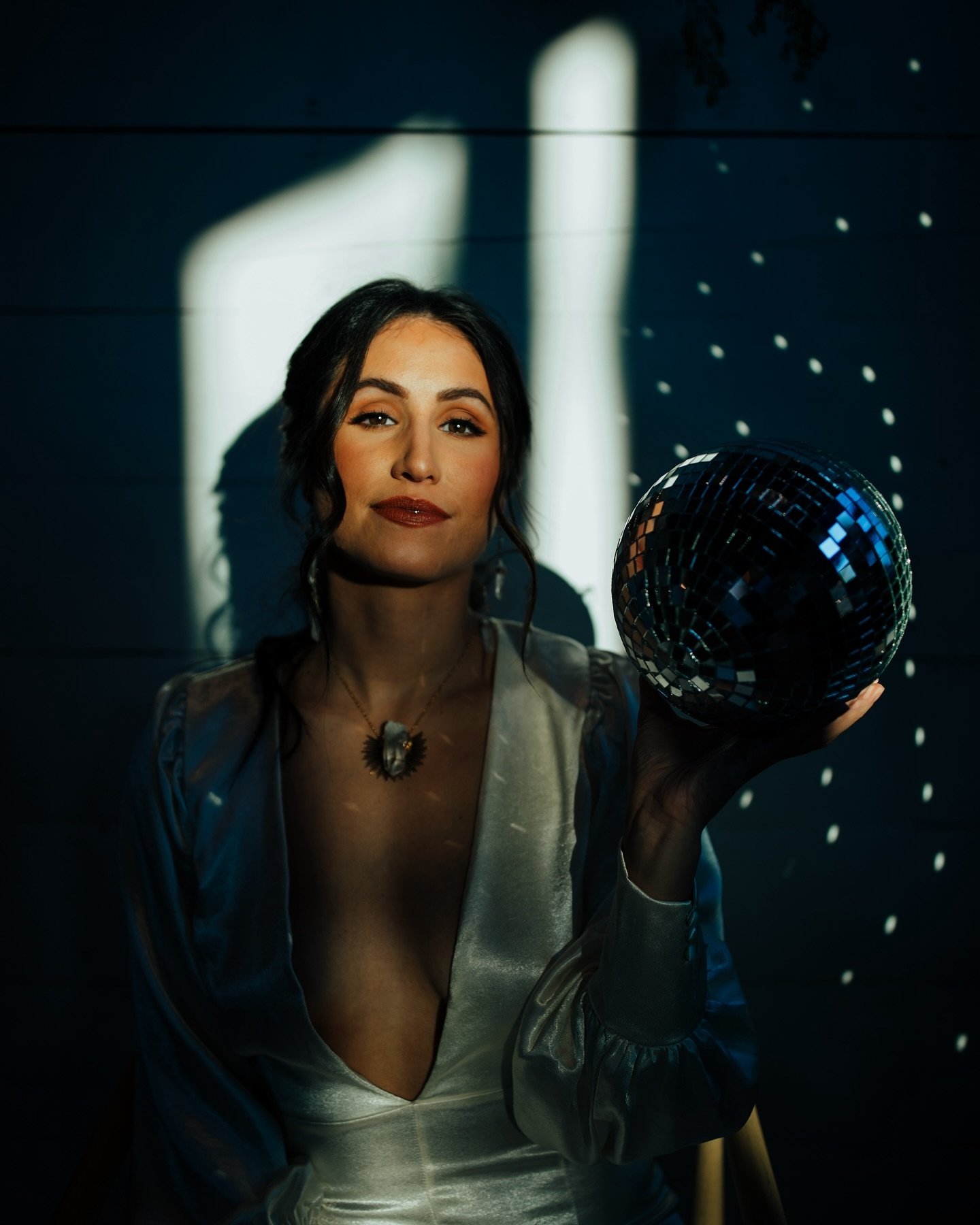 Disco ball + hard light = perfection 

This was from 4 years ago. But it deserves a spot in your feed. 

Model | @vatrfp 
.
.
.
#tessfarnsworthphotography #editorialphotography #flashback