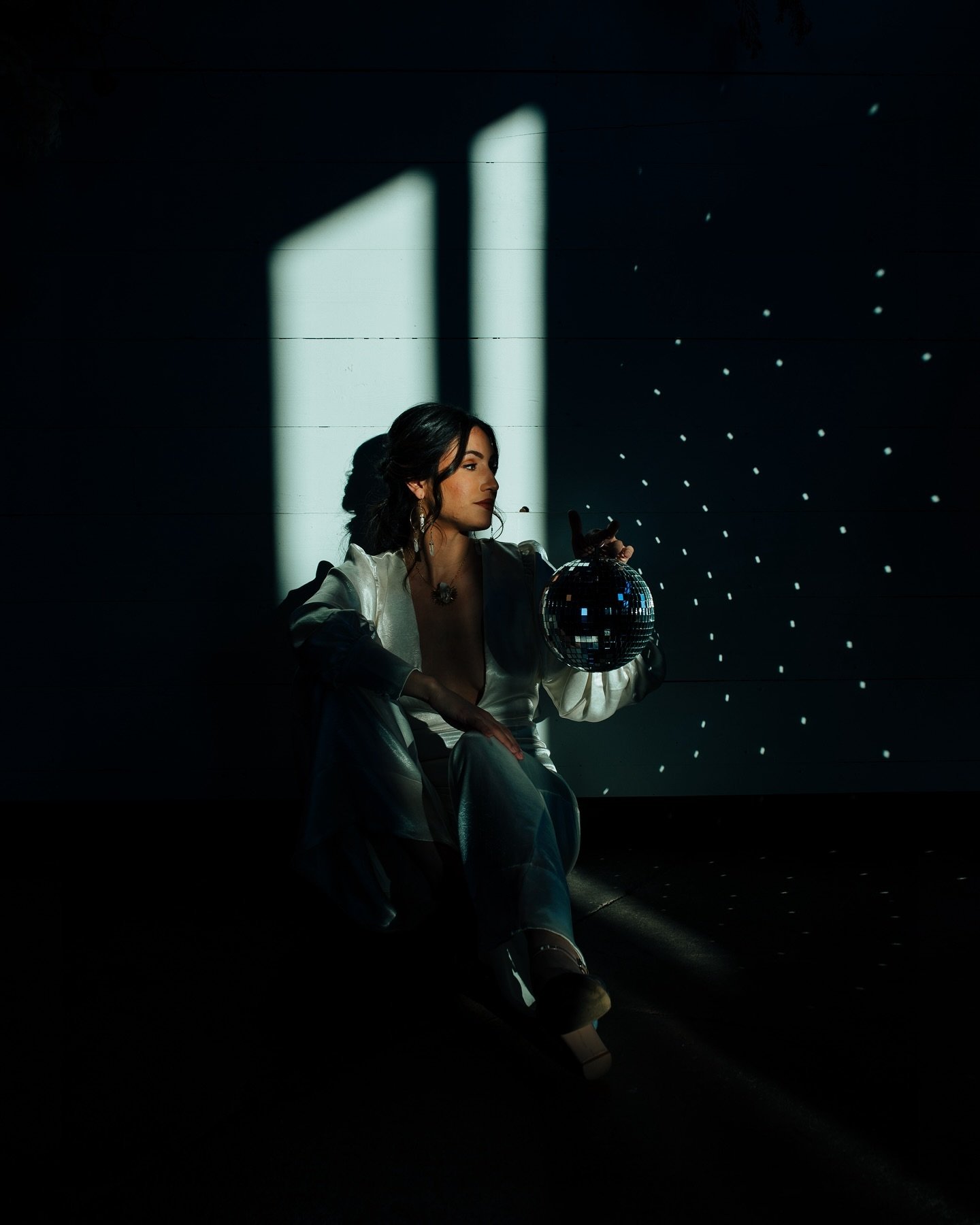 Disco ball + hard light = perfection 

This was from 4 years ago. But it deserves a spot in your feed. 

Model | @vatrfp 
.
.
.
#tessfarnsworthphotography #editorialphotography #flashback