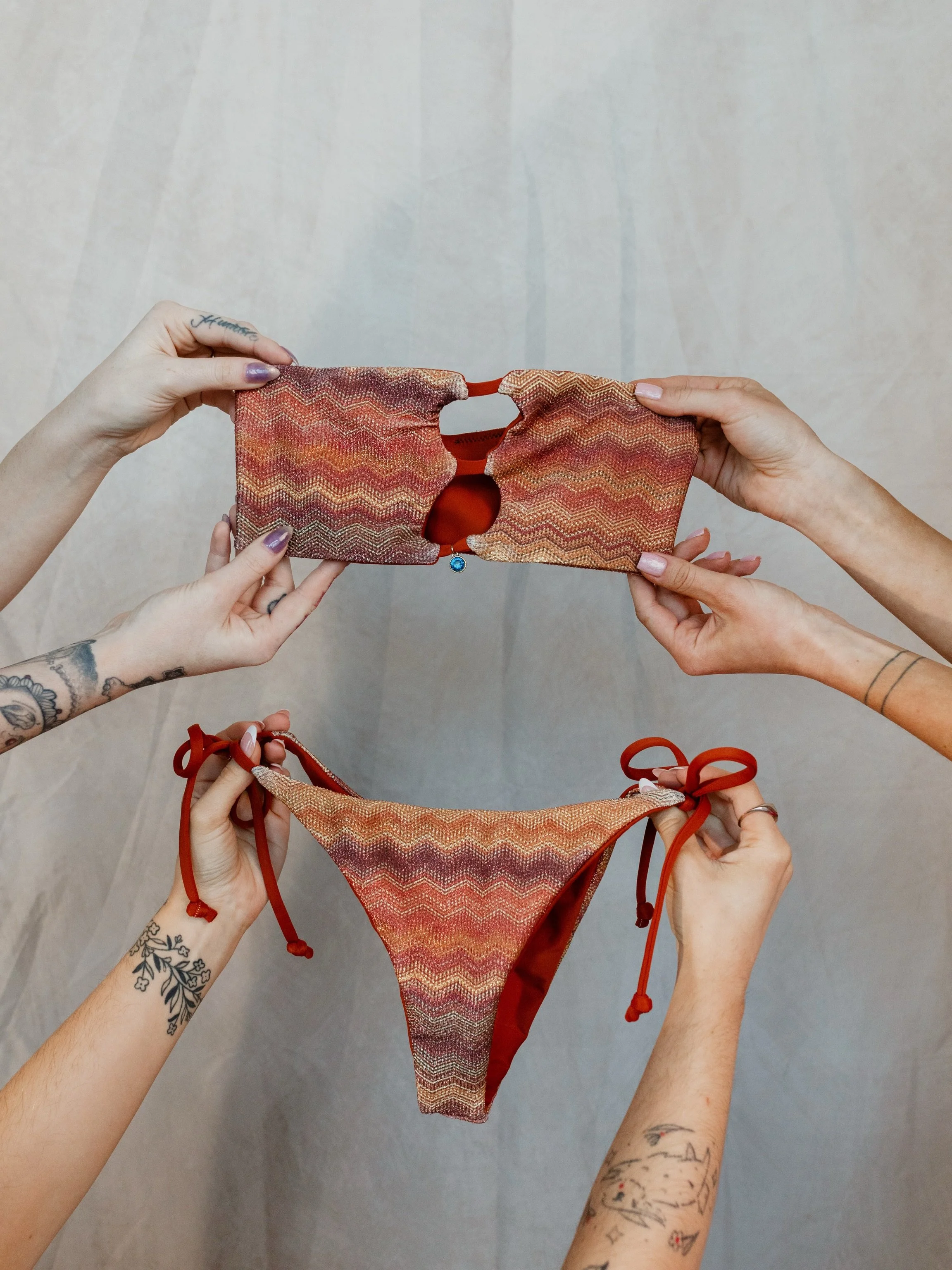 It&rsquo;s swimsuit season 👙🤩

When Jazmin from @nunuskinis and I chatted about what she wanted for her studio session, I asked her if I could try something after we did what she had envisioned&hellip;

I believe my words &ldquo;this is a trust the