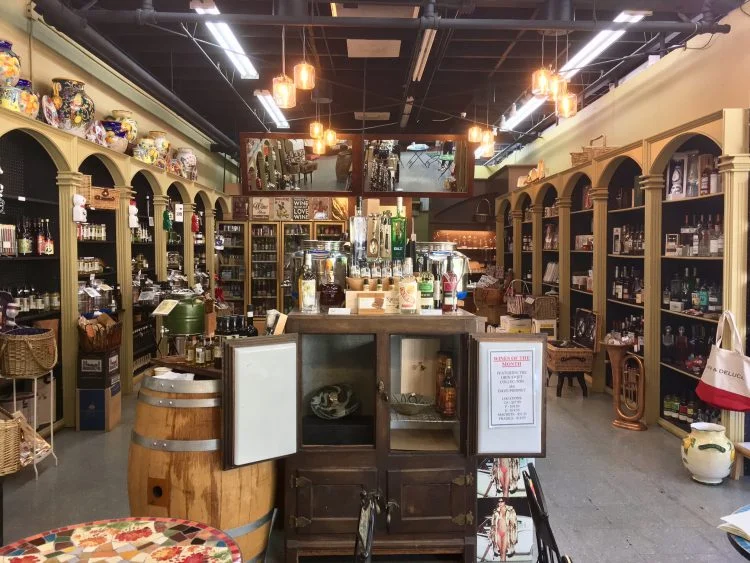 Born in California, olive oil made with California bred olive oil The first thing you can see when you enter the store is a dark brown glass bottle aligned with the slurry and a large silver container filled with olive oil and vinegar that is set everywhere in the shop. A surprising assortment seems better to call “museum” than olive oil & vinegar specialty store.