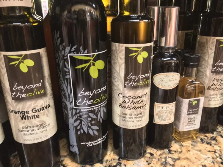 The top seller is a balsamic vinegar “25 Star” which has been aged thoroughly for 18 years. It has a sweetness, which is characterized by its drought like syrup, and compatibility with flavor oil is outstanding. The second most popular is “fig” flavor. This is also aged for 18 years, it is thick balsamic vinegar like melted chocolate, it contains grain of FIG.