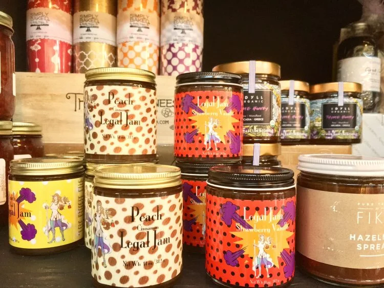 Besides olive oil and vinegar, stuffed olives (10 to 12 dollars) packed with various ingredients such as blue cheese and sun dried tomato, and various original jams are on sale.