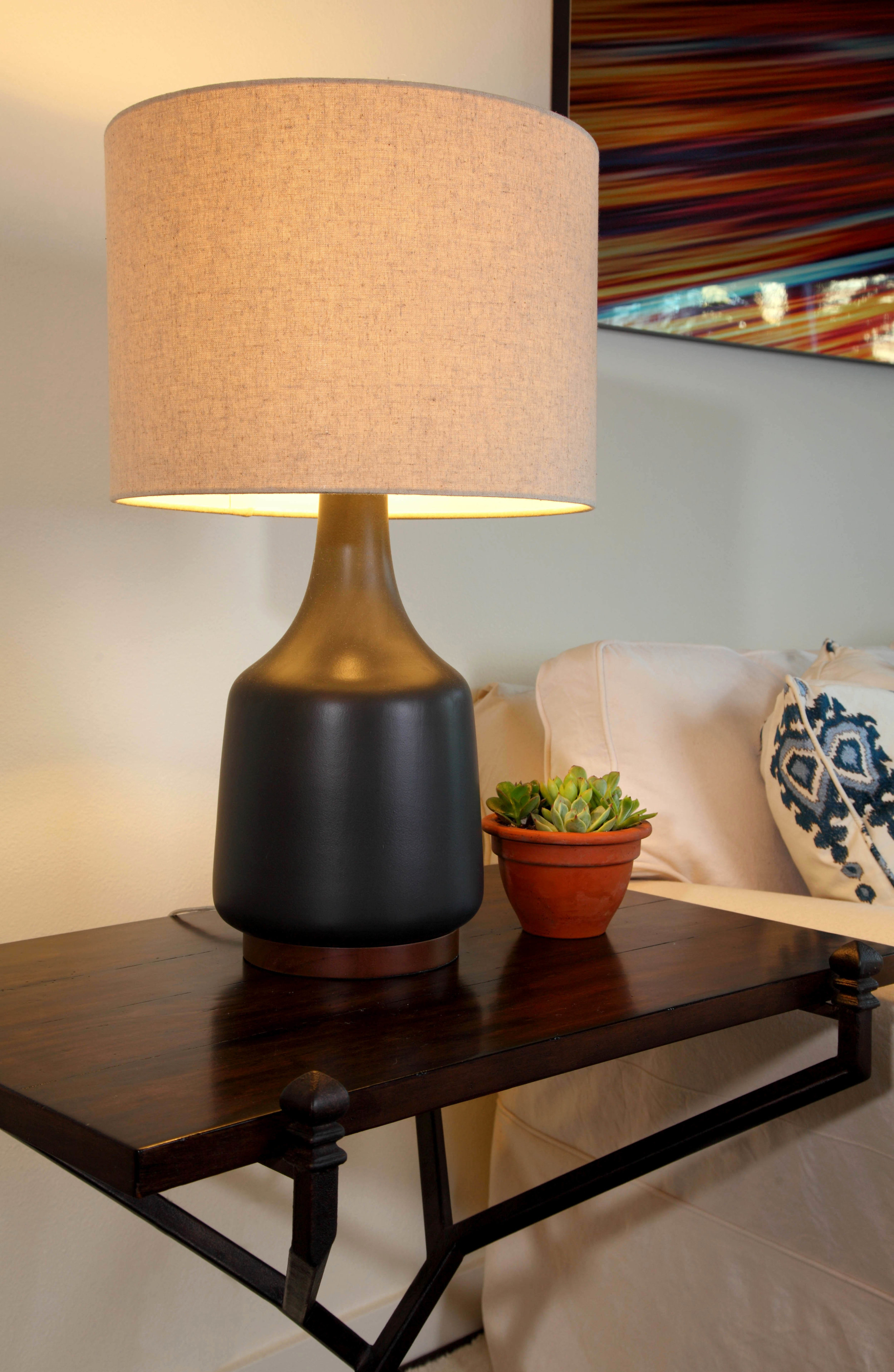 Sarah-barnard-design-modern-bachelorpad-sidetable-lamp.jpg