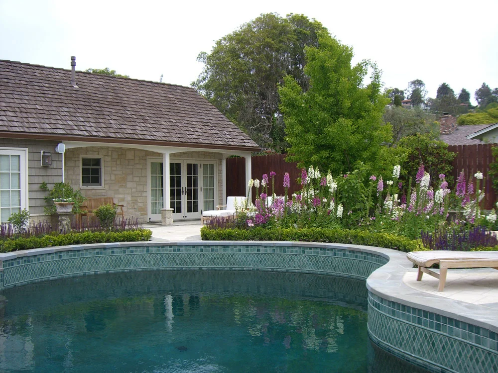 A glorious guest cottage inspired by Cape Cod and flattered by painstaking attention to detail. Photo by Renae Barnard.