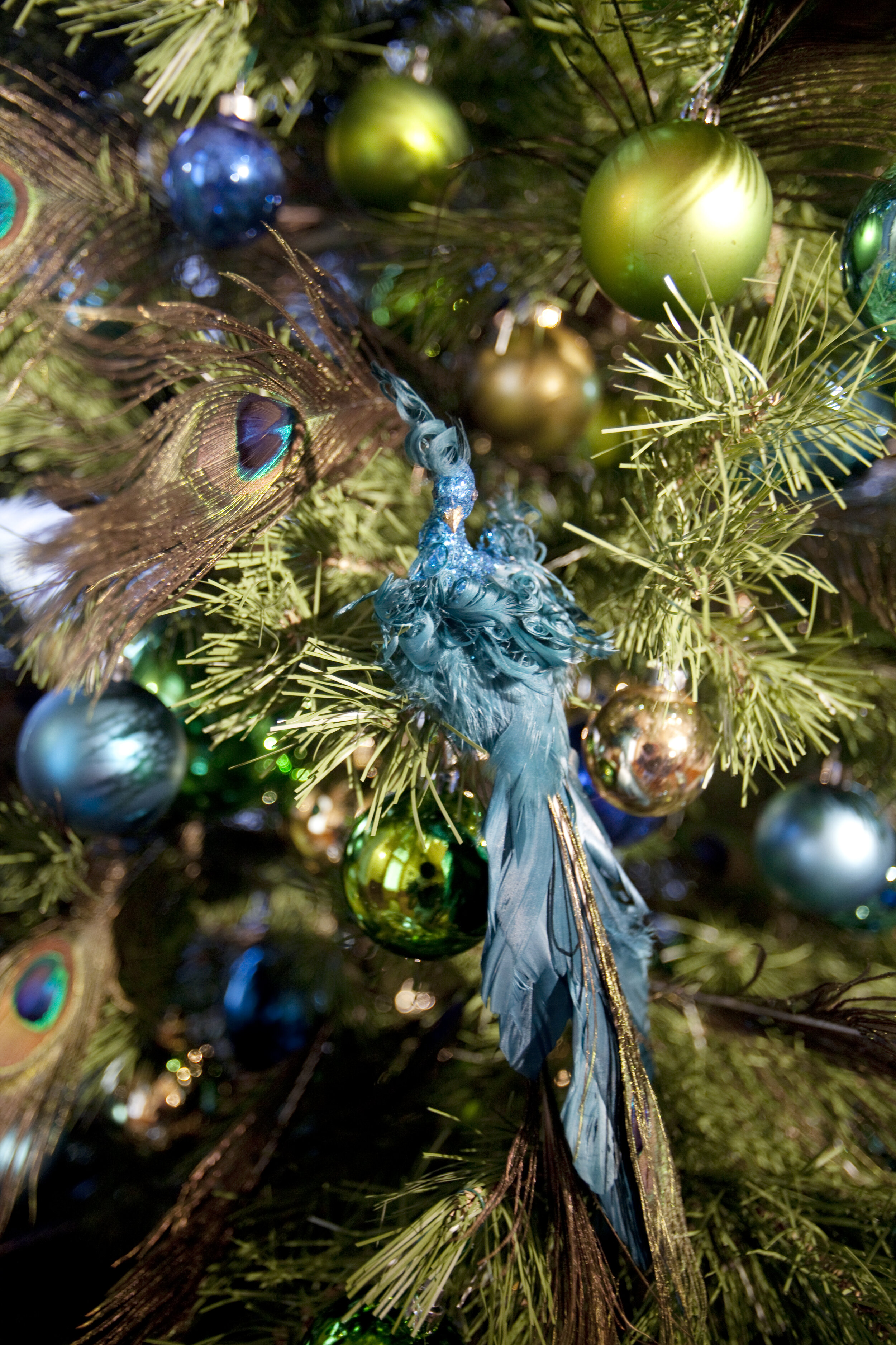 Bringing Home the Christmas Tree Blue Plate  CHRISTMAS Kaiser Porcelain 1984 