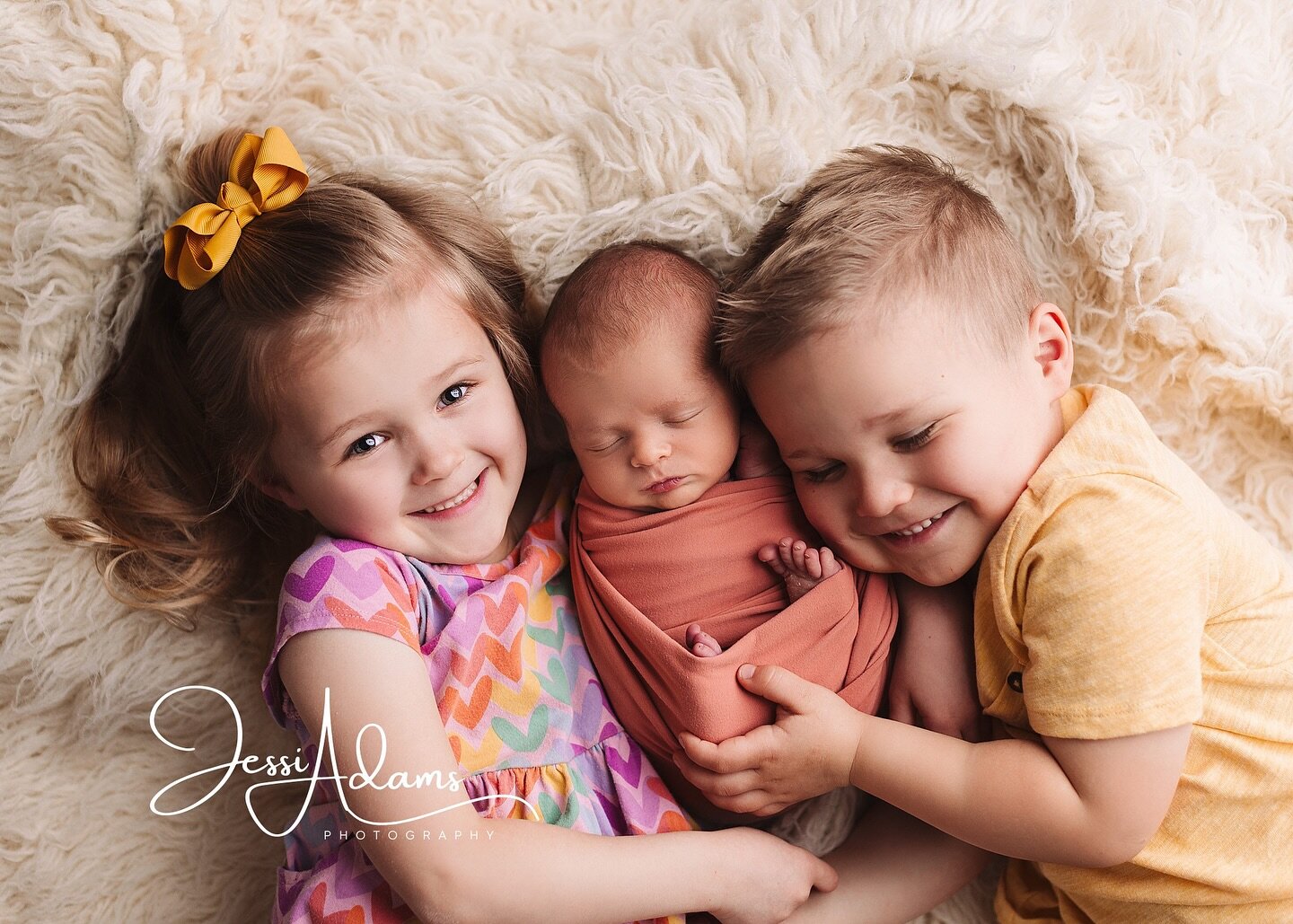 Sneak peek👀 from a heartwarming in-home newborn session, capturing the pure joy of big siblings cuddling their newest family member! Can&rsquo;t wait to share more soon! 📸✨