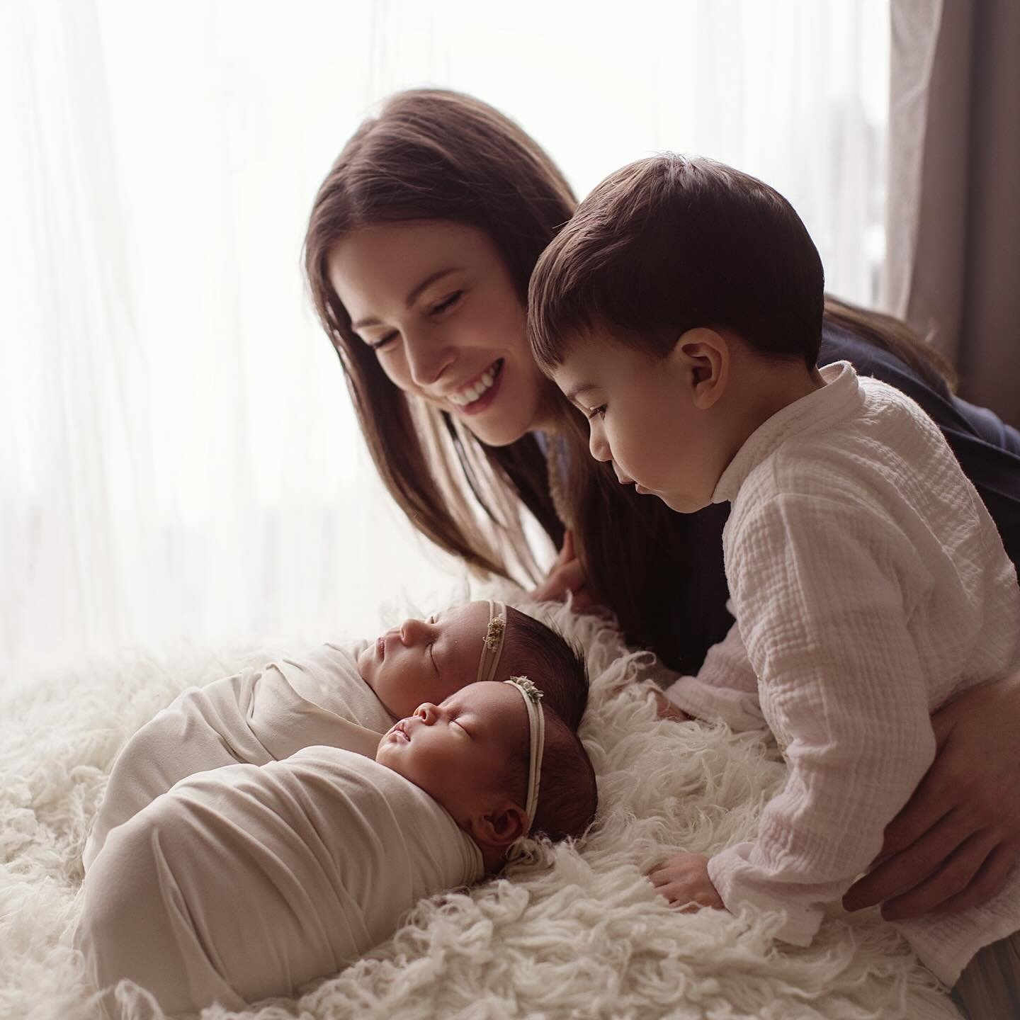 📸 Ready to capture some adorable sibling moments at your newborn session?🥰

⭐️Check out my latest blog post for expert tips on what parents can do to prepare a young sibling for an upcoming newborn shoot and some insight on how I capture those swee