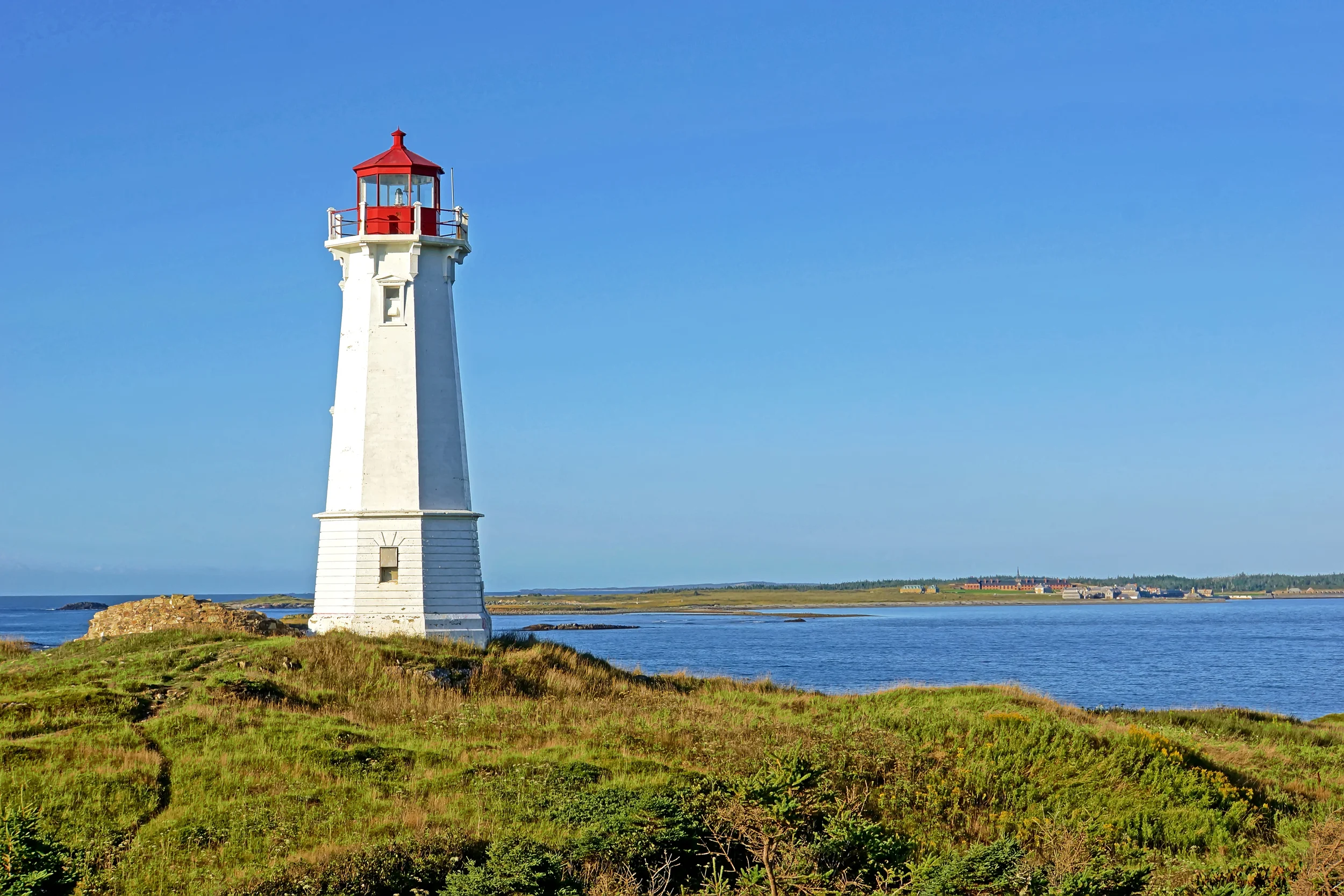 Louisbourg_Lighthouse_and_Fortress.jpg