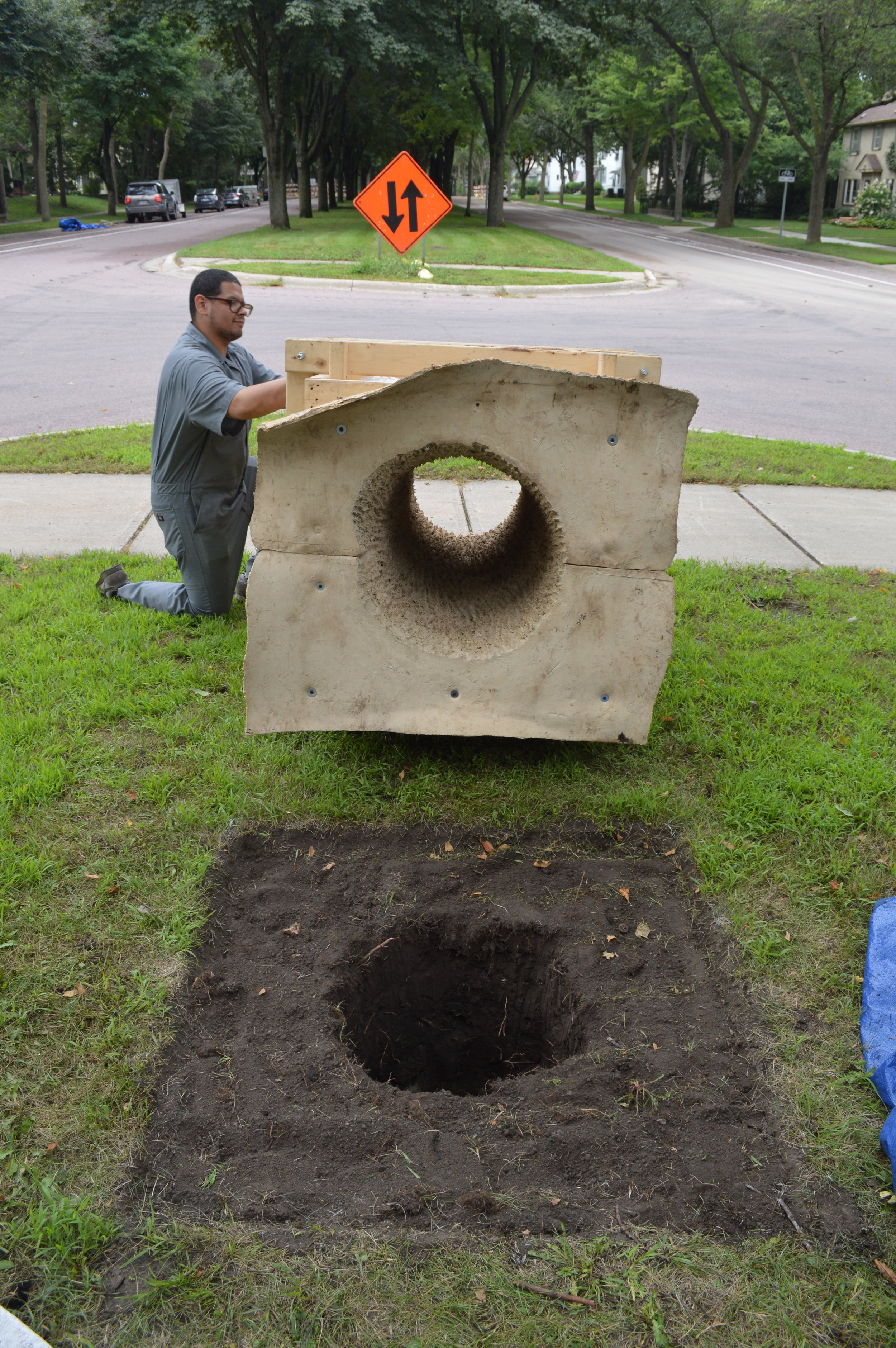 Sculptor and friend Yousif Del Valle tightens 2-part mold