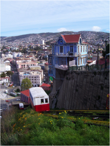 Aquí puedes ver uno de los famosos ascensores de Valparaíso, Chile.
