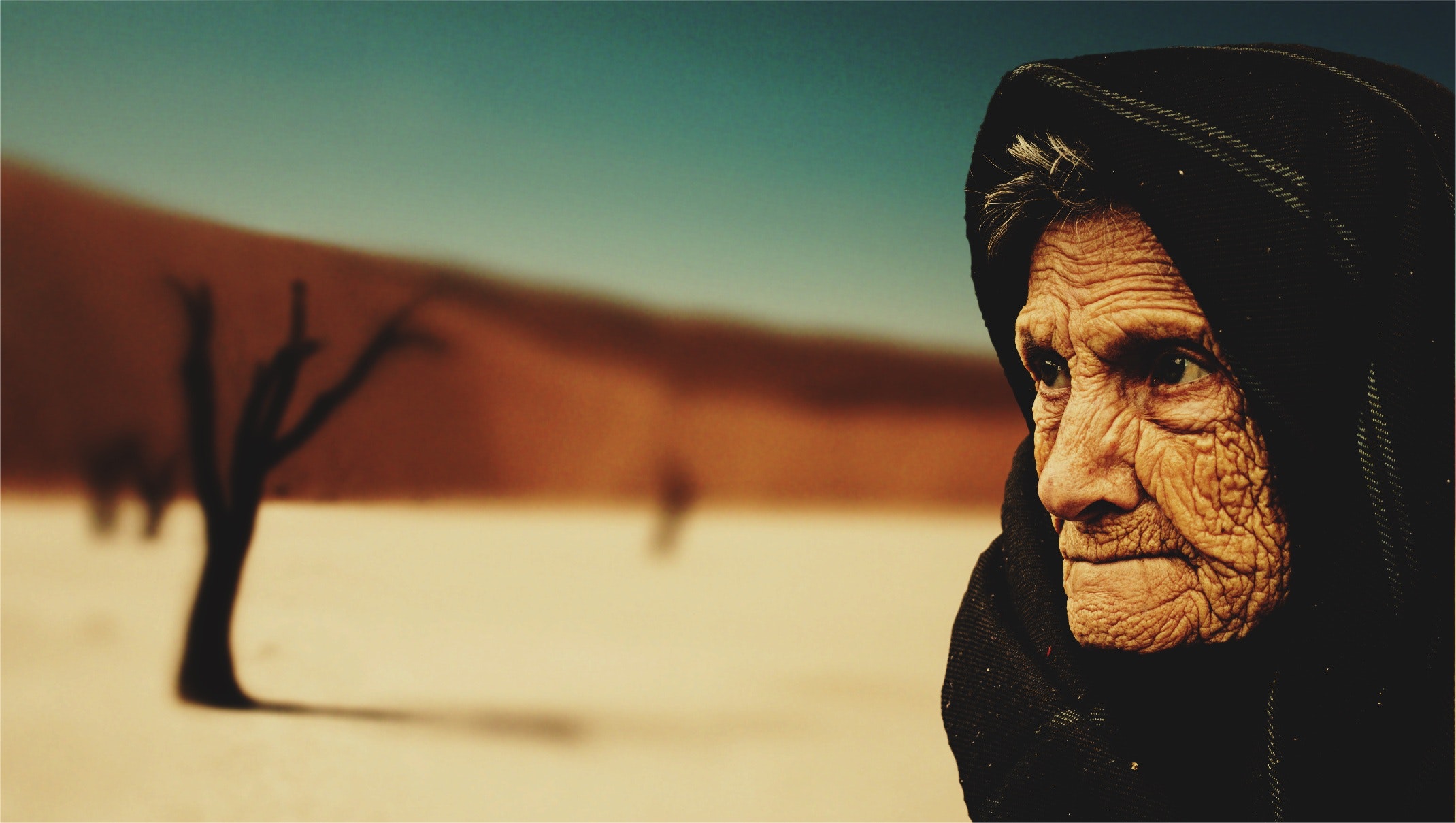 ¿Tendrá miedo esta mujer anciana?