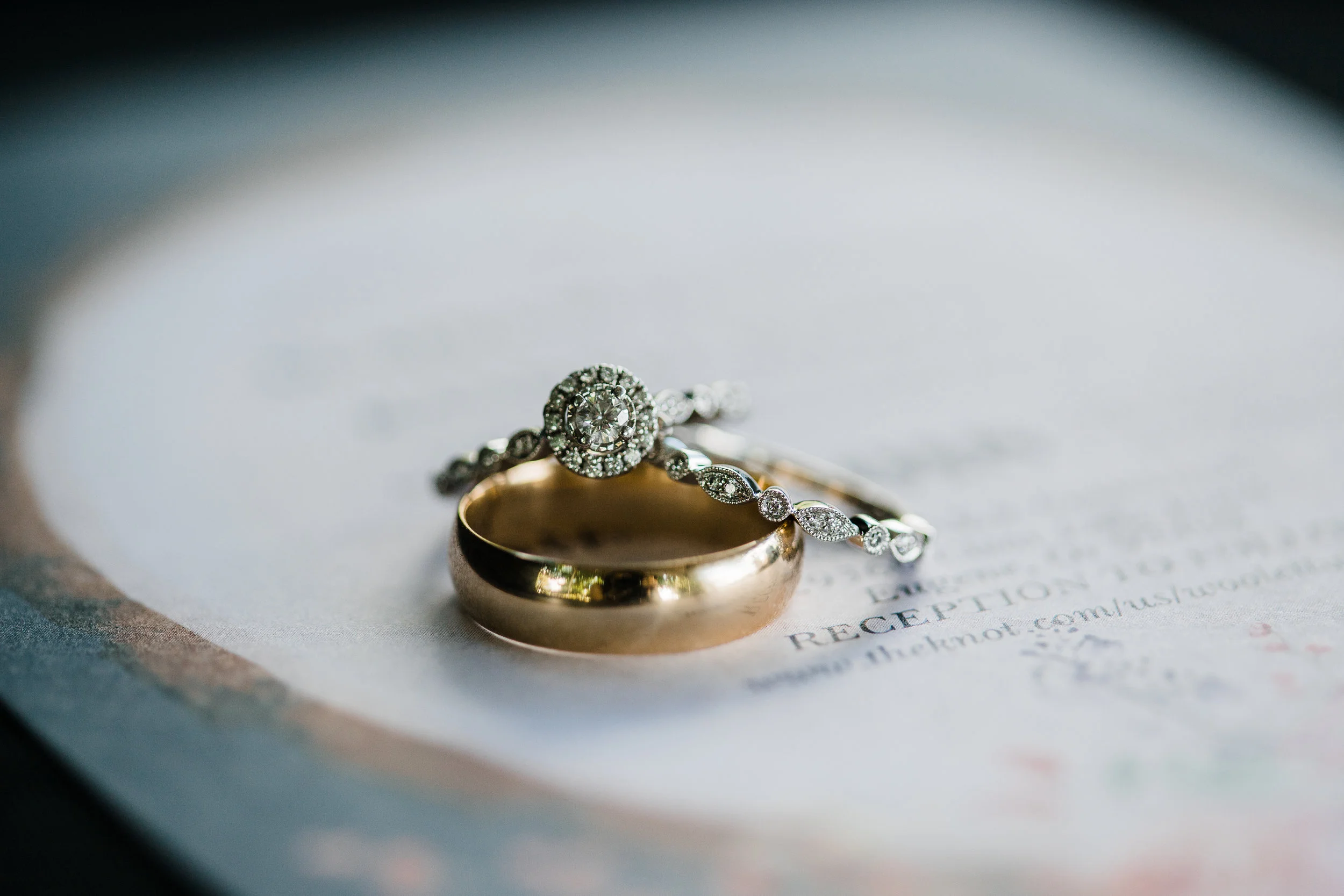 El anillo es un símbolo del amor sin fin.