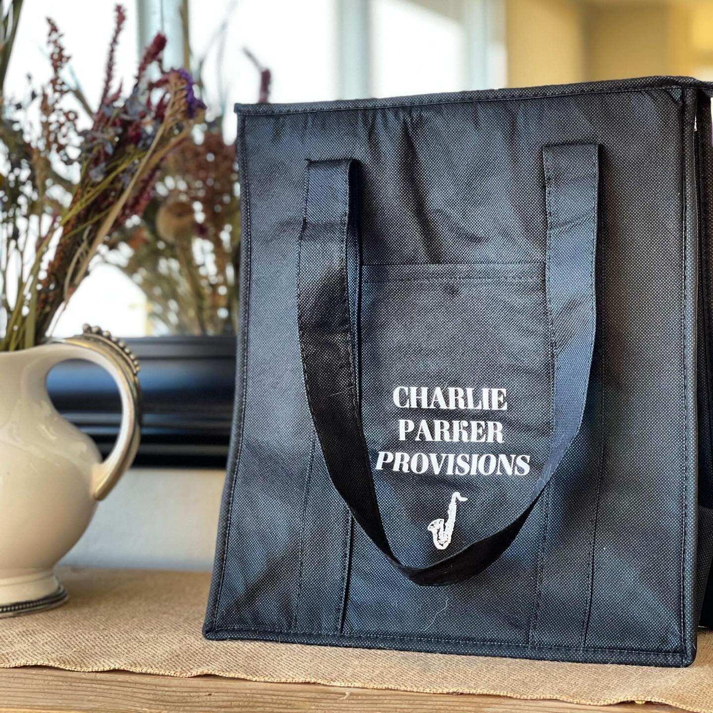 Who doesn&rsquo;t love a handsome Reusable Custom Insulated Market Tote? 😍 Zipper closure, too!