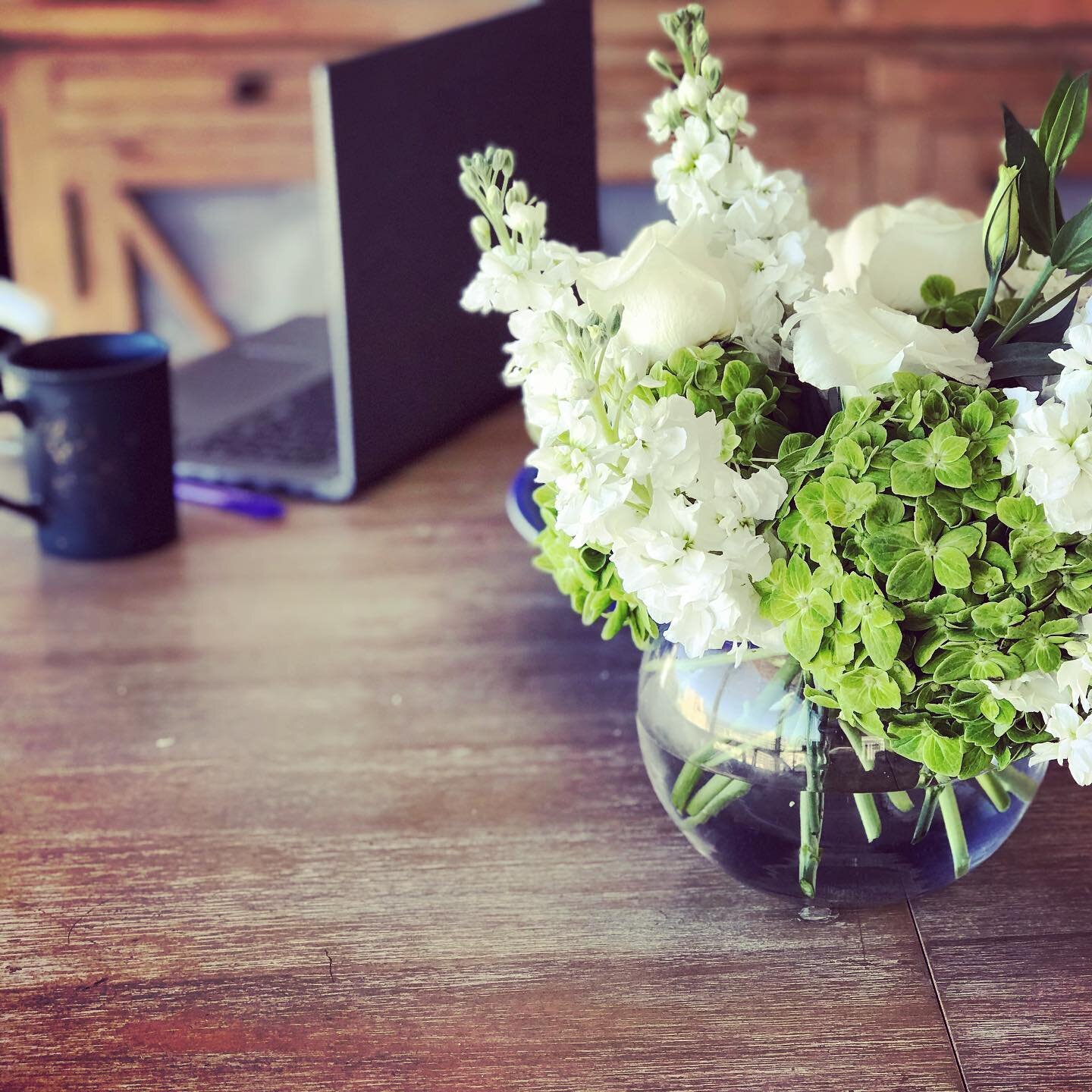 When a client goes the extra mile upon completing a project 🌱🤍💐 it really brightens up my week (+ workspace!)