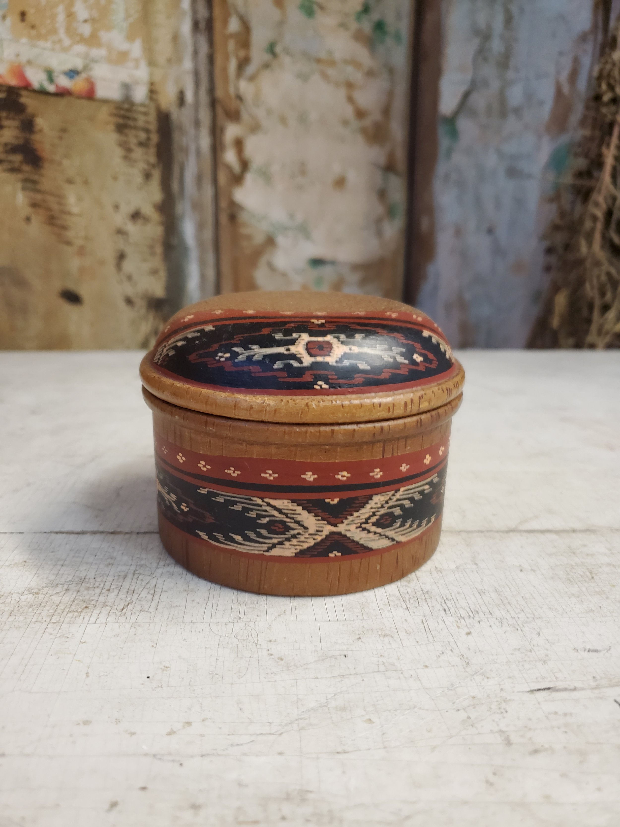 Boite décorative améridienne en bois vintage AC 6233