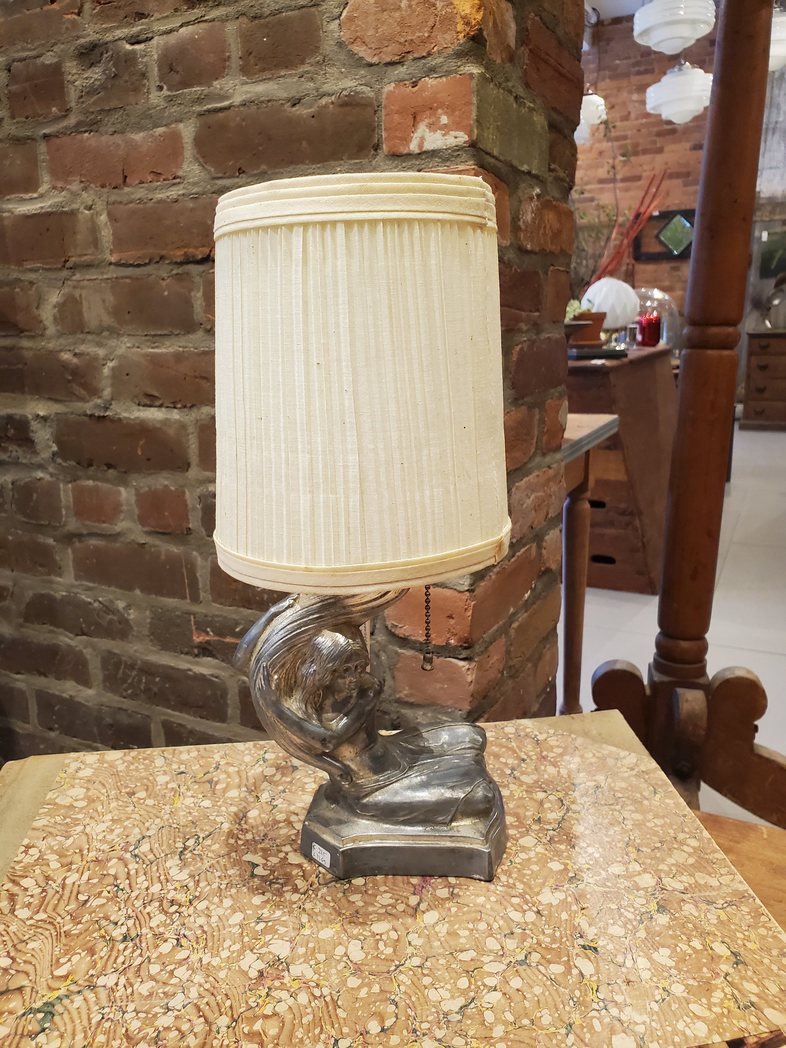 Lampe de bureau en fonte Girl Art Deco antique L 3269