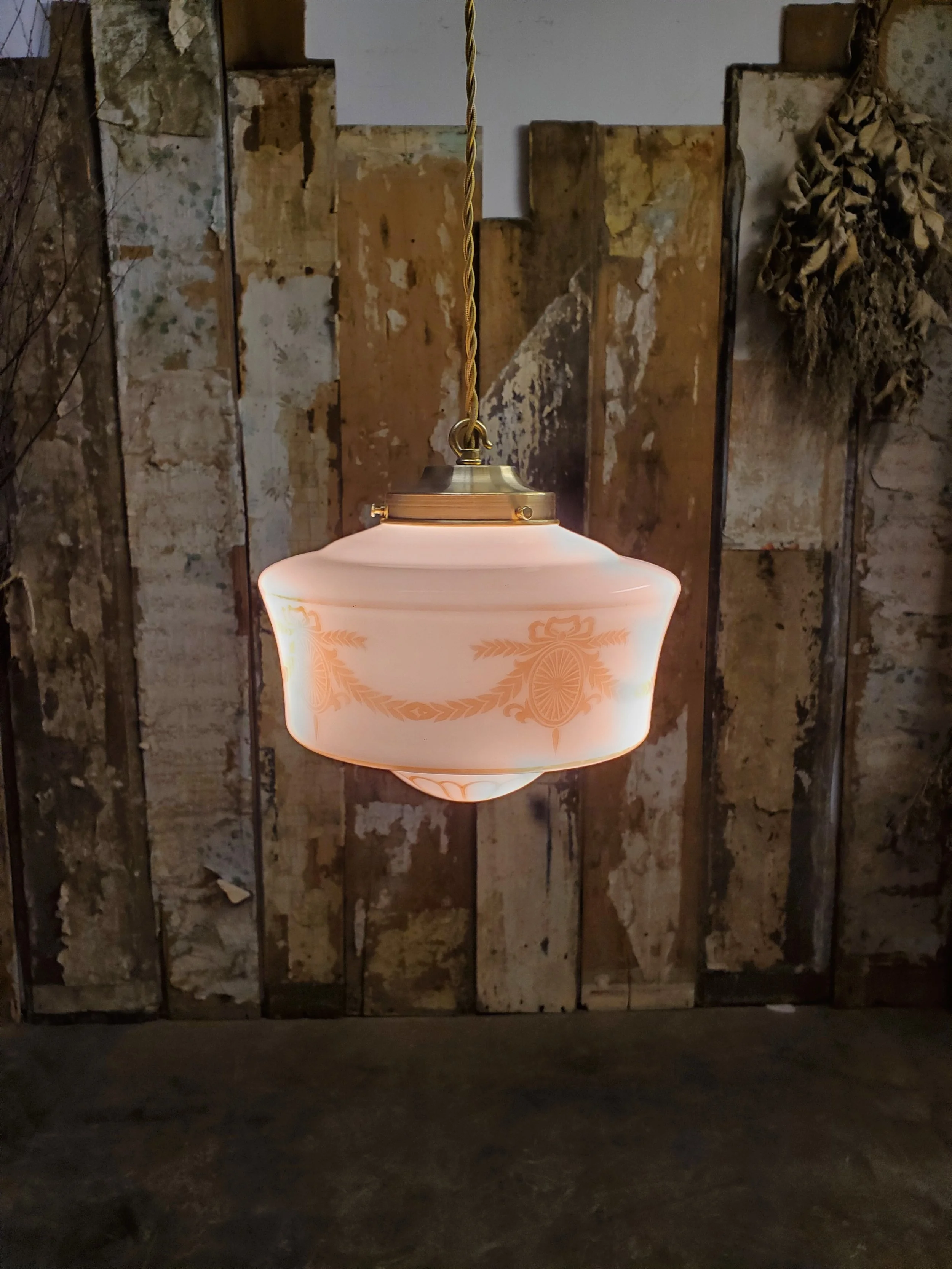 Suspension ou plafonnier en verre opaline antique L 3002