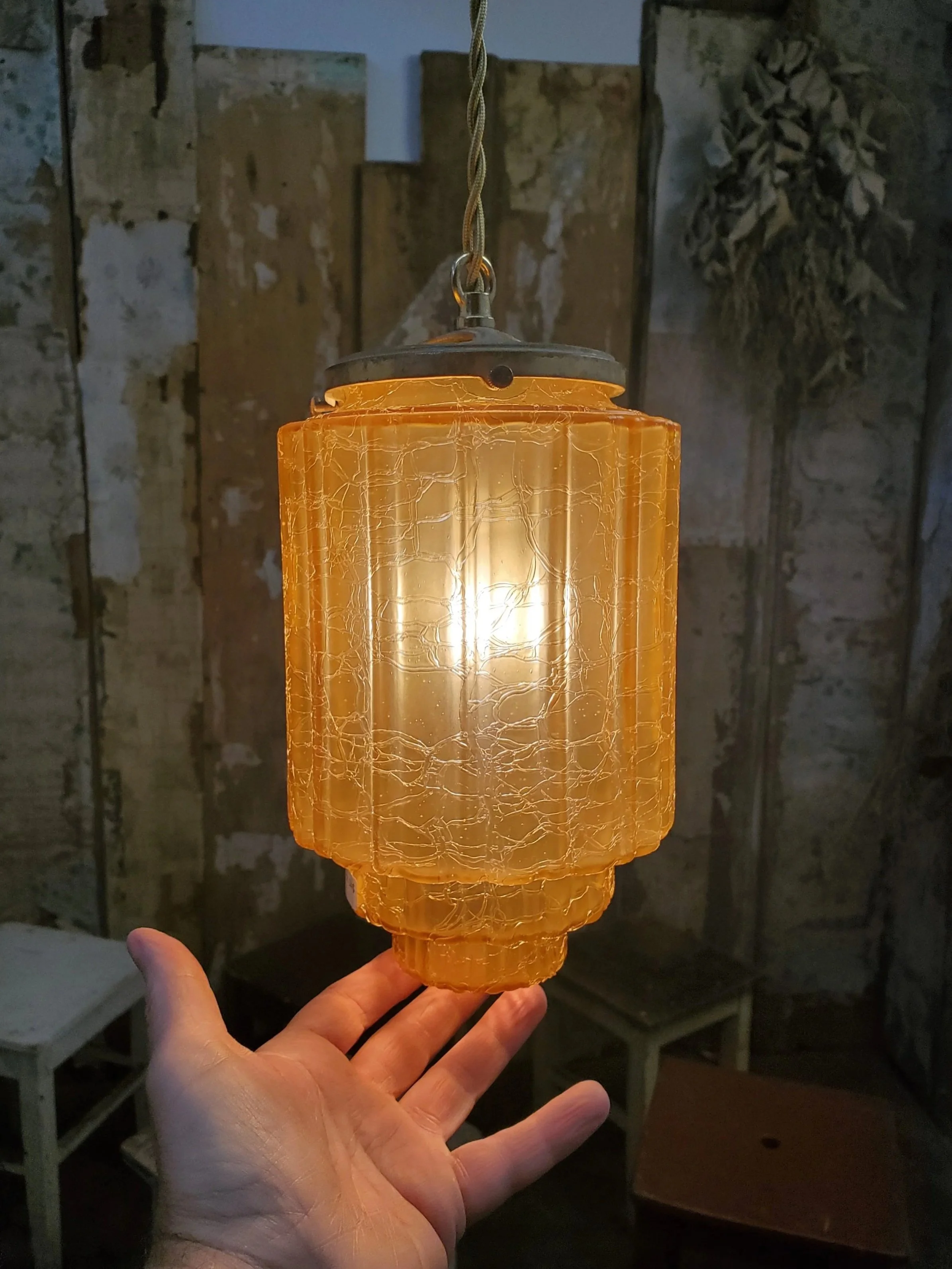 Suspension en verre ambré craquelé art deco antique L 3157