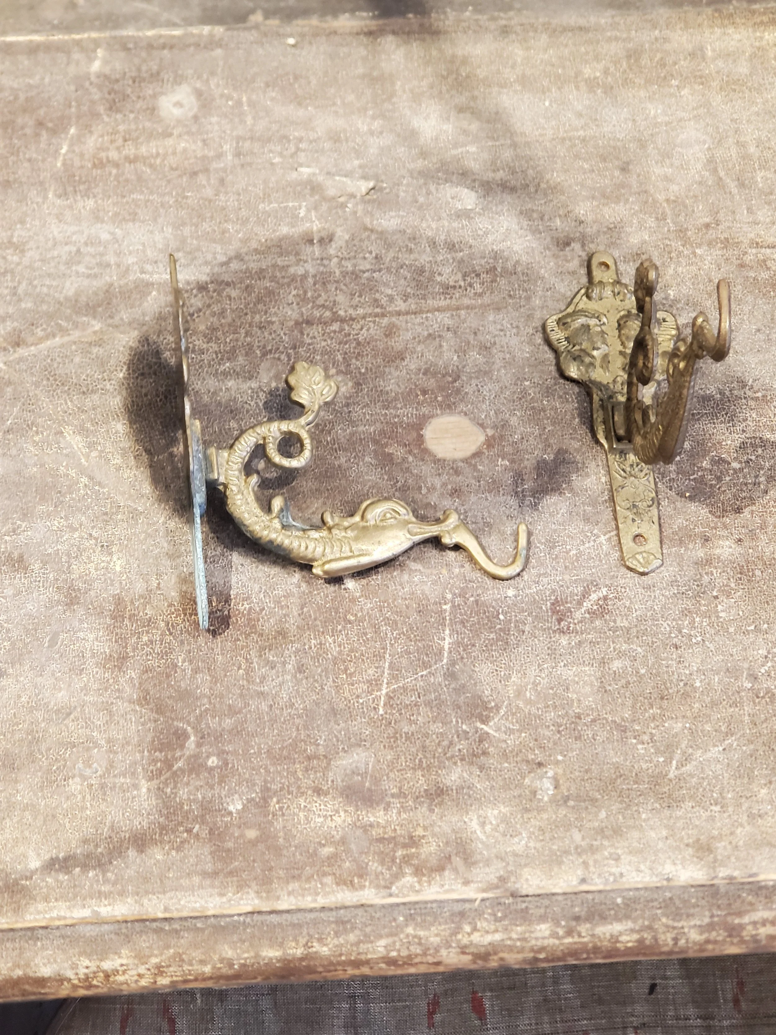 Crochet mural victorien en laiton carpe koi antique AC 6168