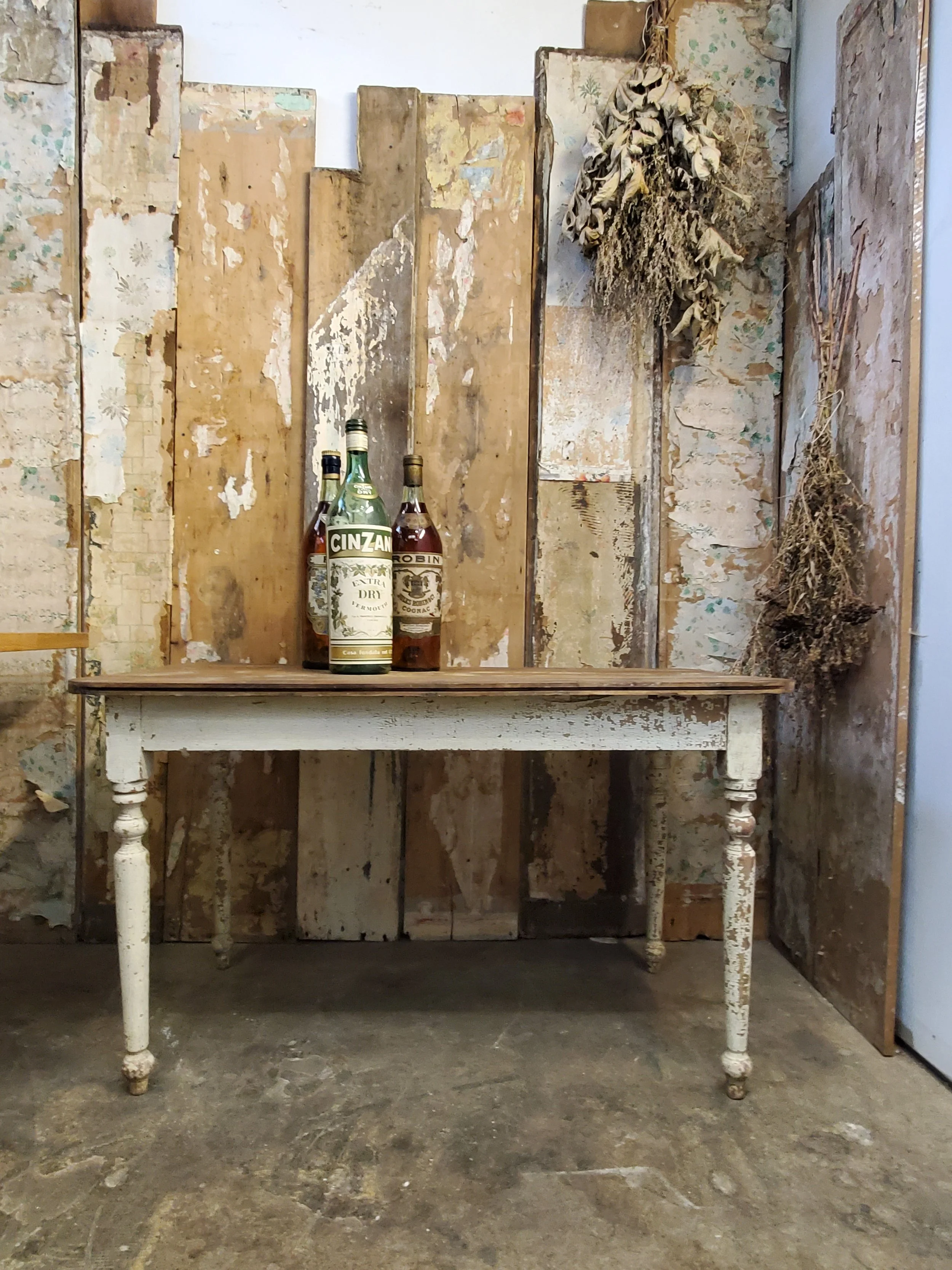 Table de ferme country en bois couleur blanc antique M 1767