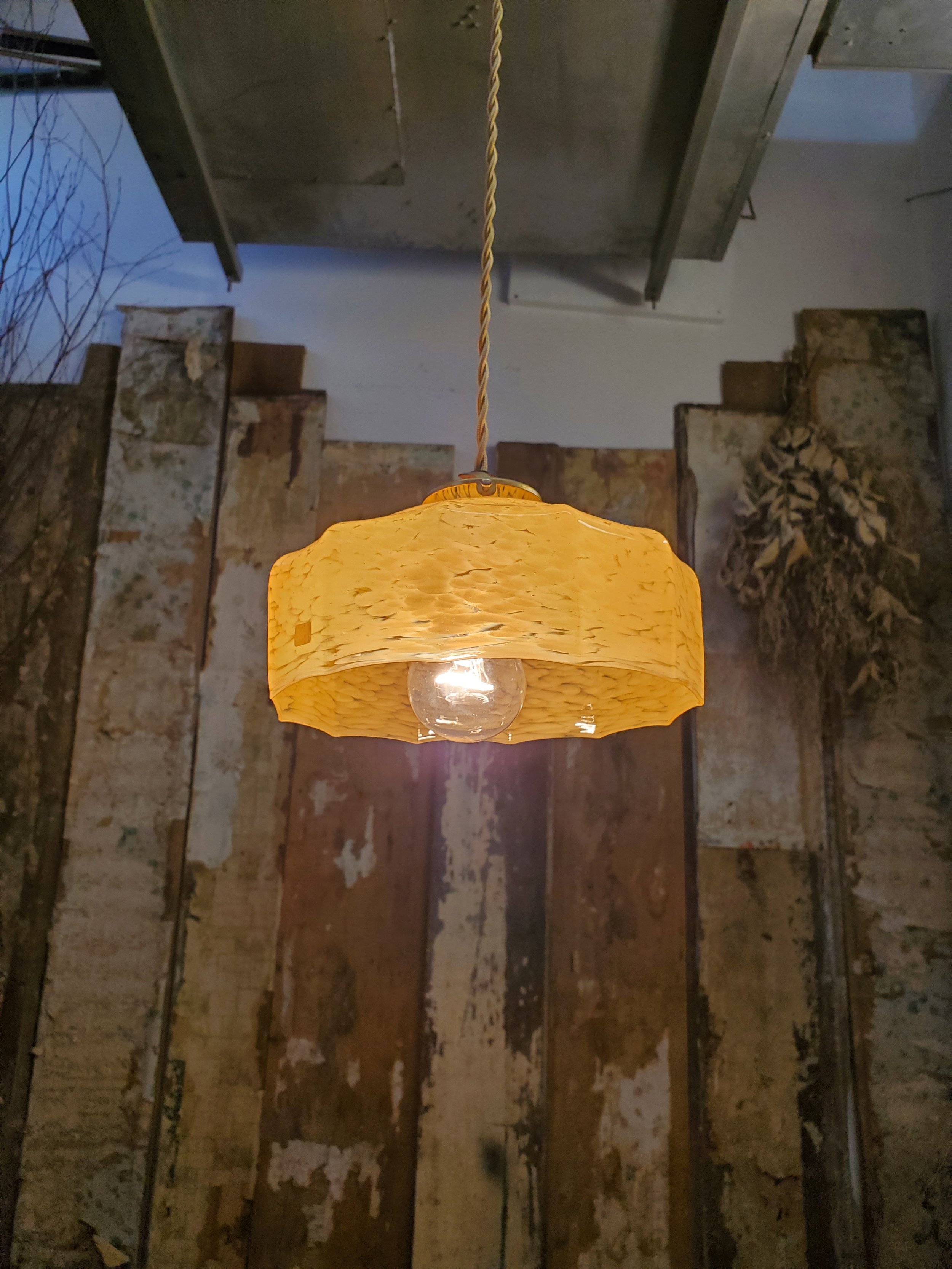 Suspension en verre de Clichy couleur abricot antique L 3204