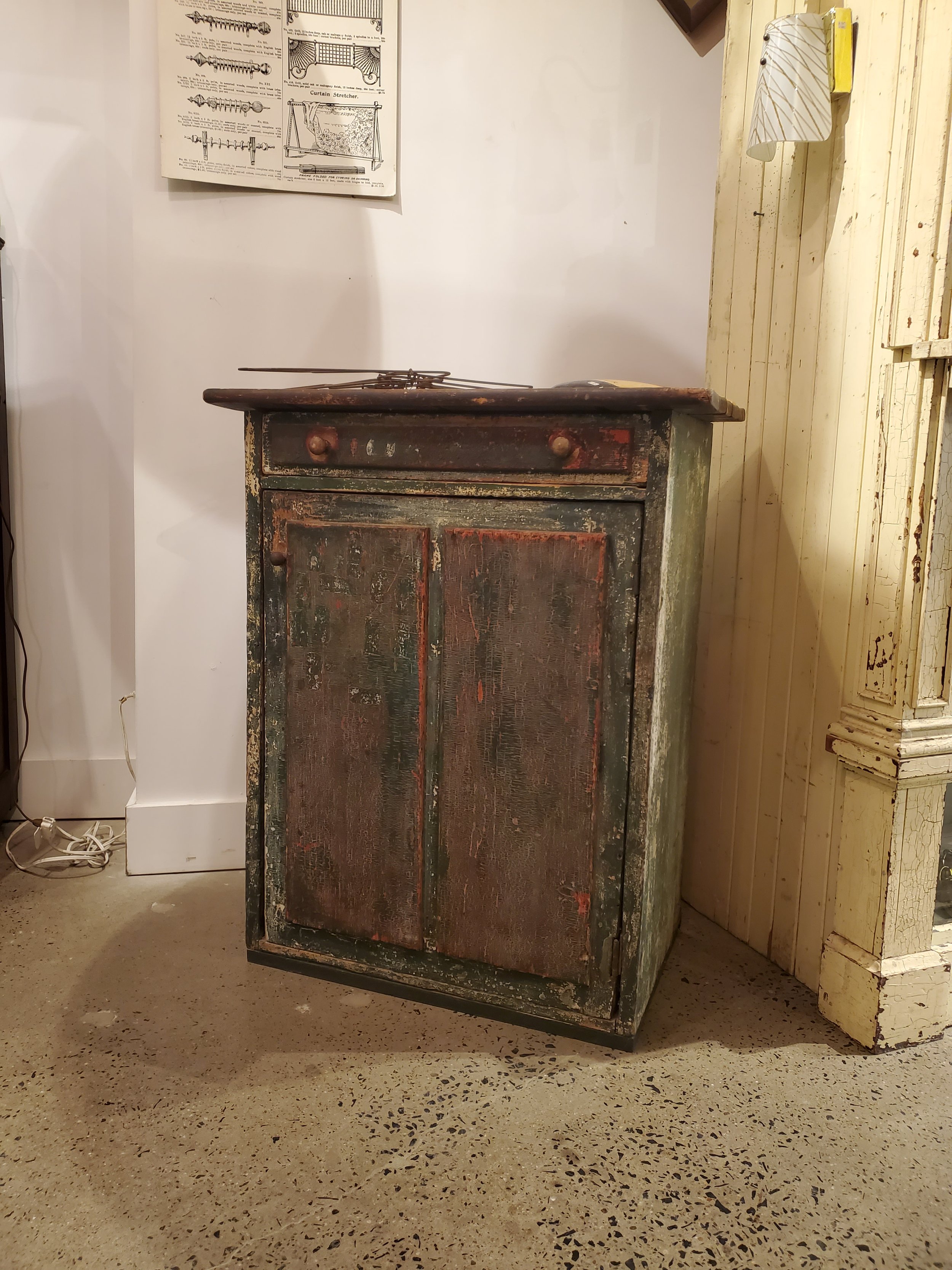 Cabinet en pin country vert antique M 1758