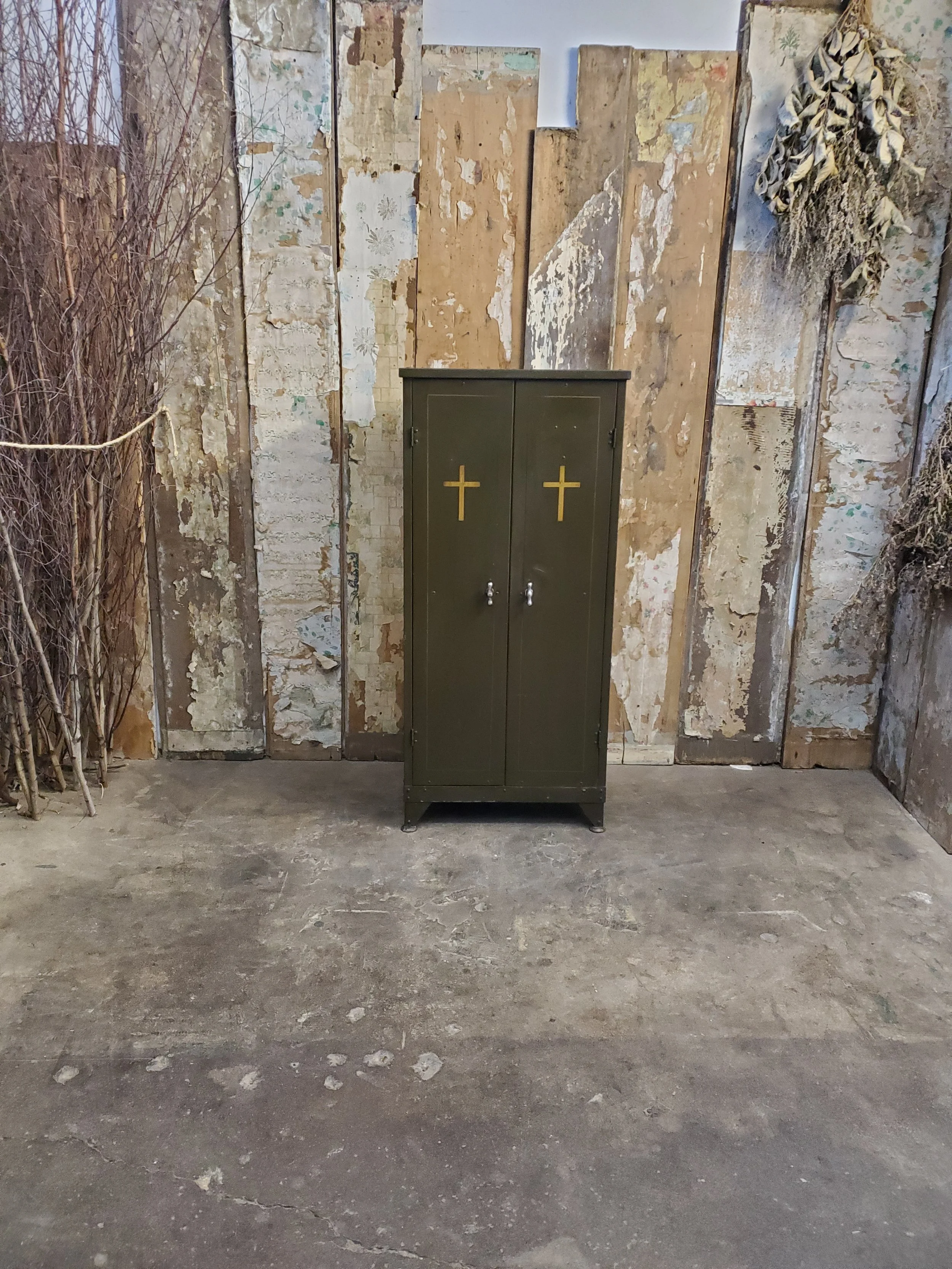 Casier locker d'église en métal antique M 1680