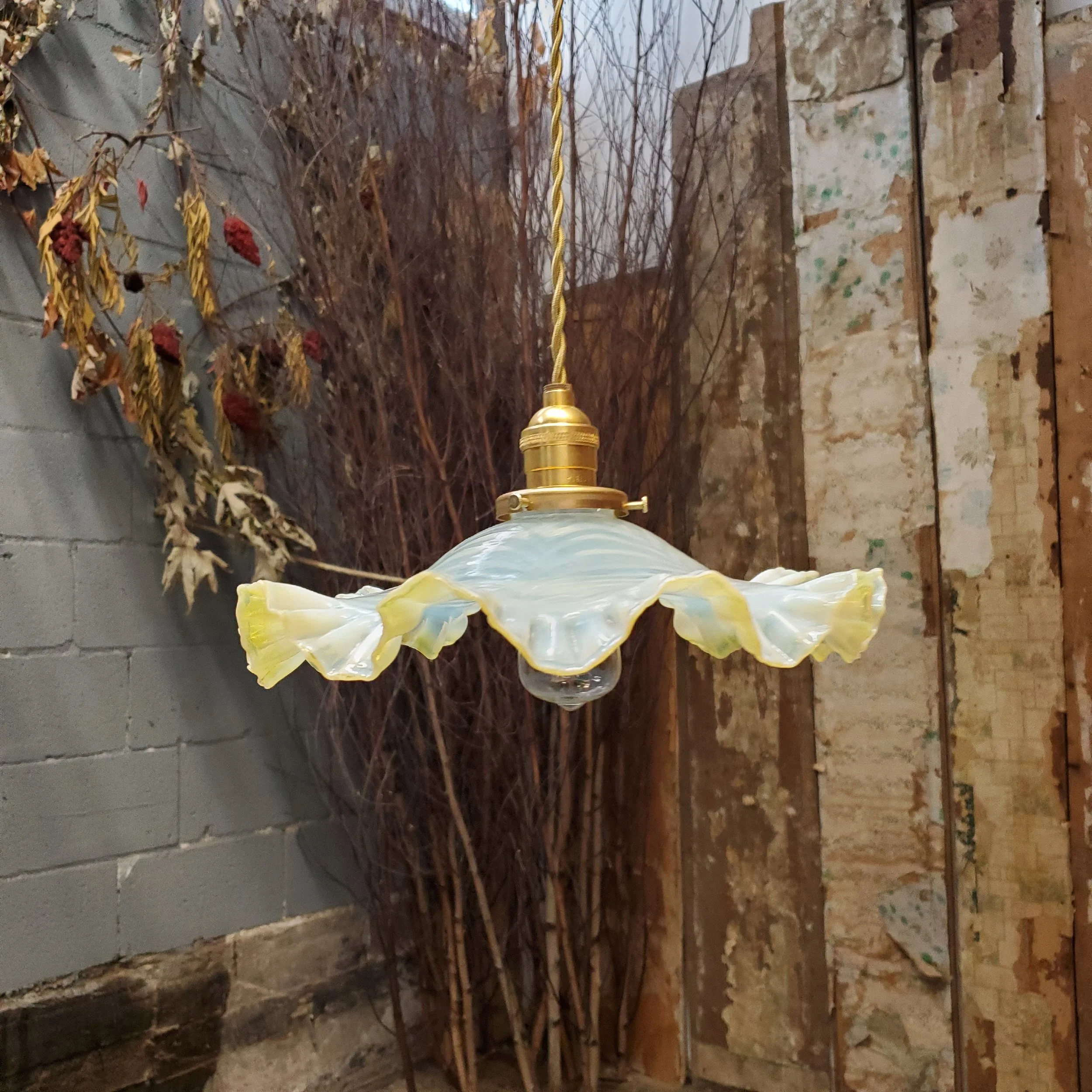 Suspension en verre vaseline bords ourlés jaune antique L 2850